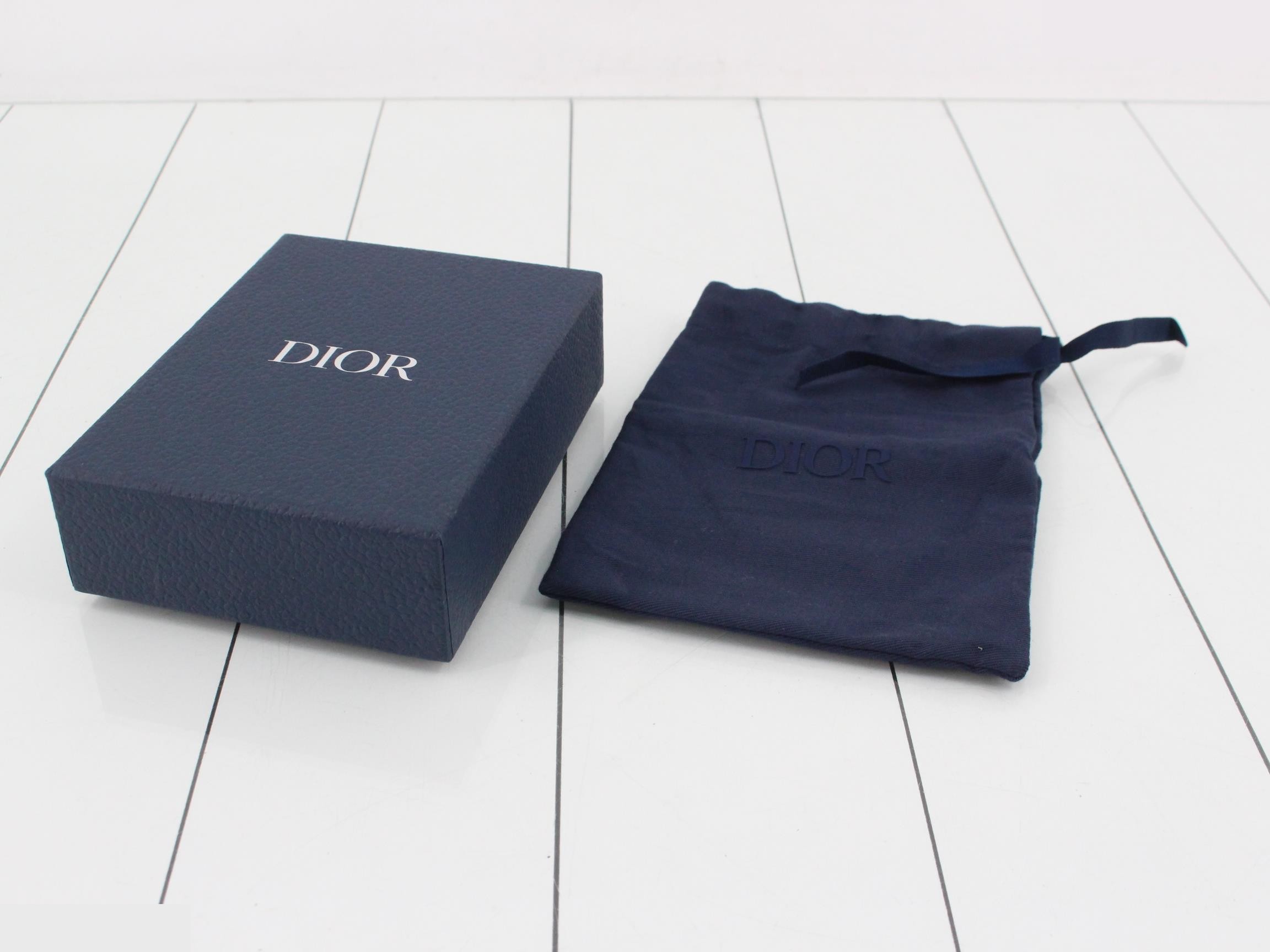 Other lines: Bags & Wallets, Oblique Tri-fold Wallet, Black — view 5