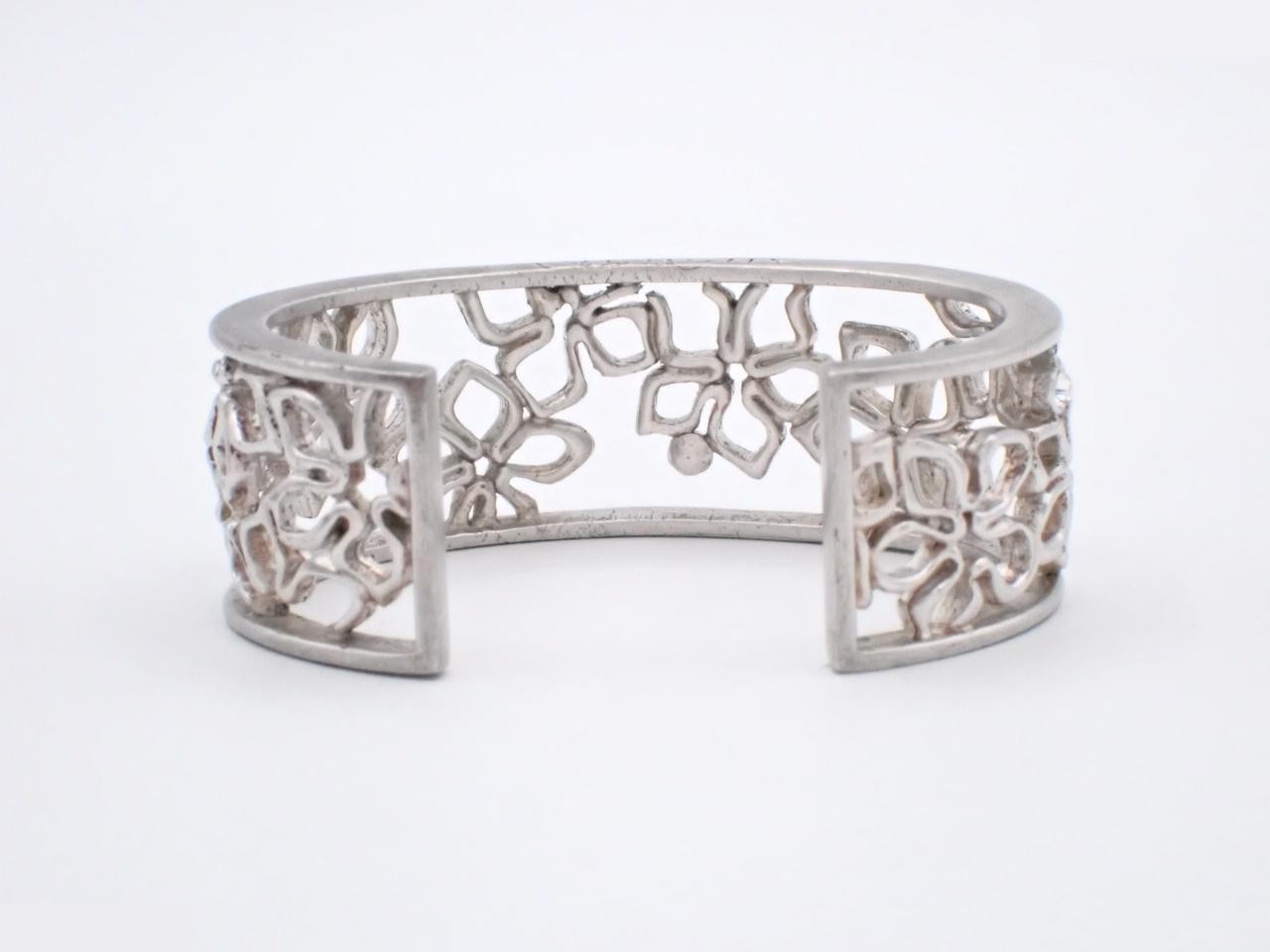 Other items: Precious metal bracelets and bangles (metal), wrist circumference approximately 16 cm. — view 2