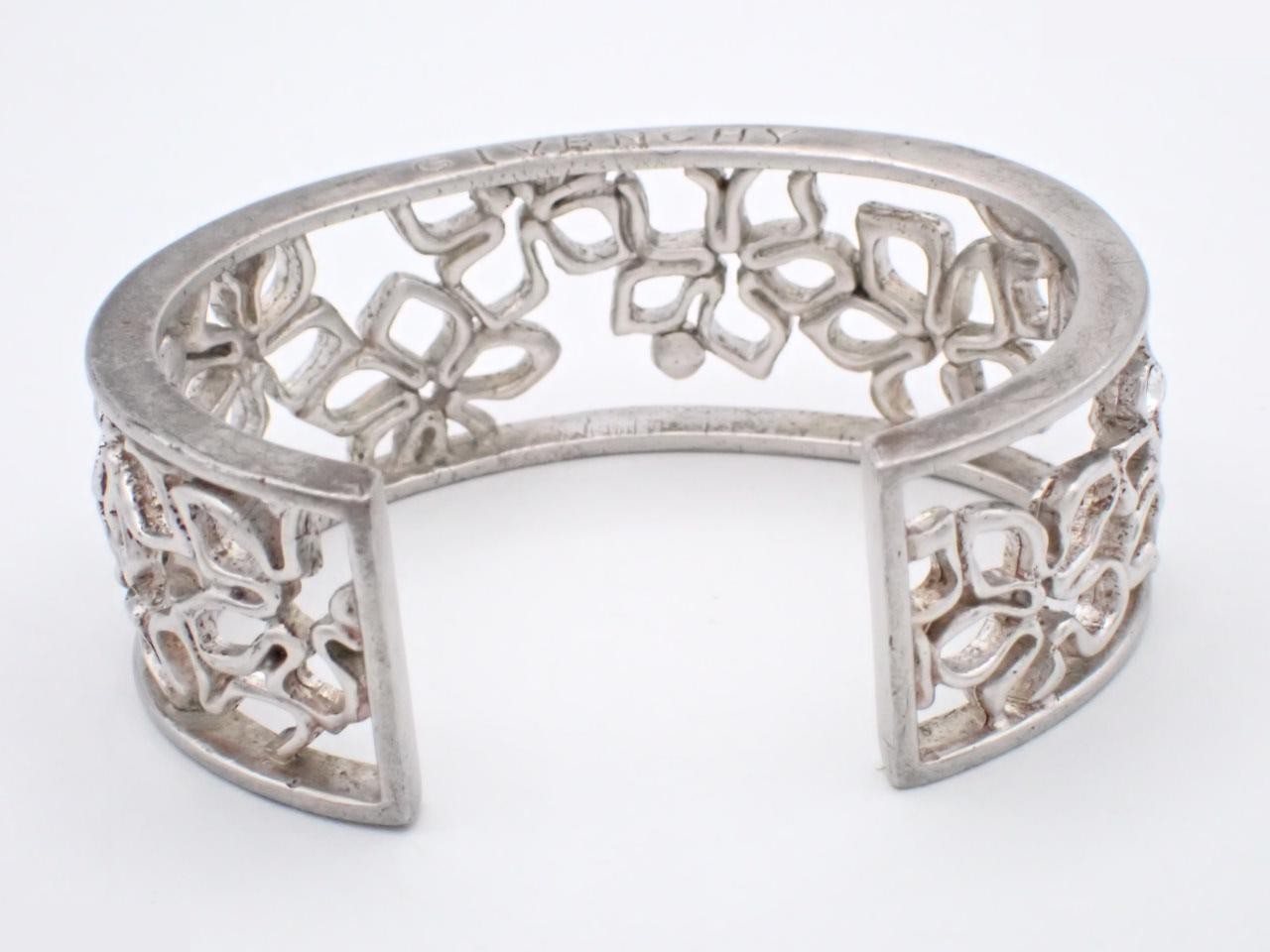 Other items: Precious metal bracelets and bangles (metal), wrist circumference approximately 16 cm. — view 3