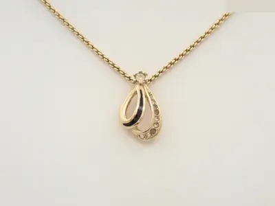 Necklace, chain approximately 44cm