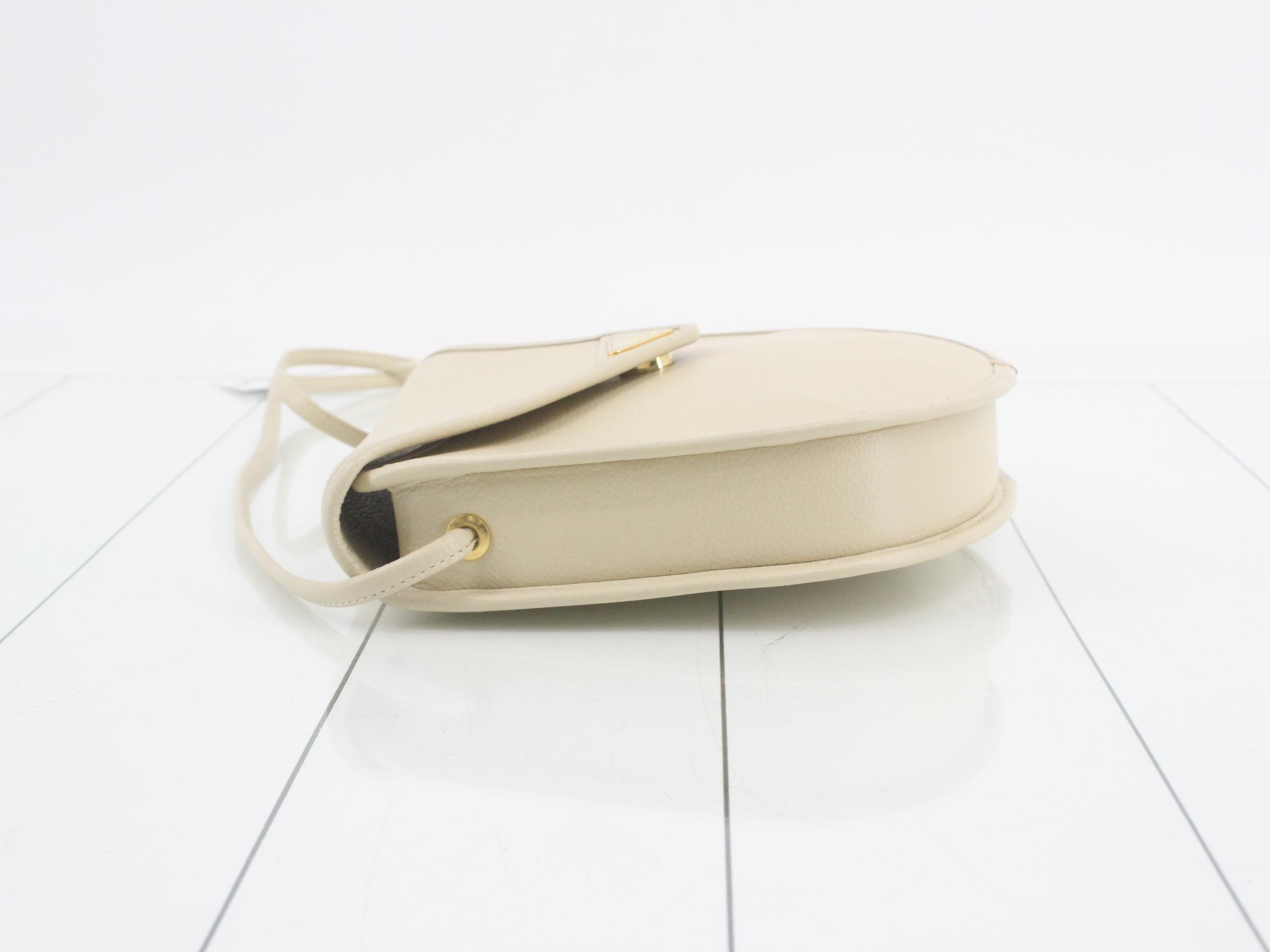 Leather logo plate shoulder bag — view 4