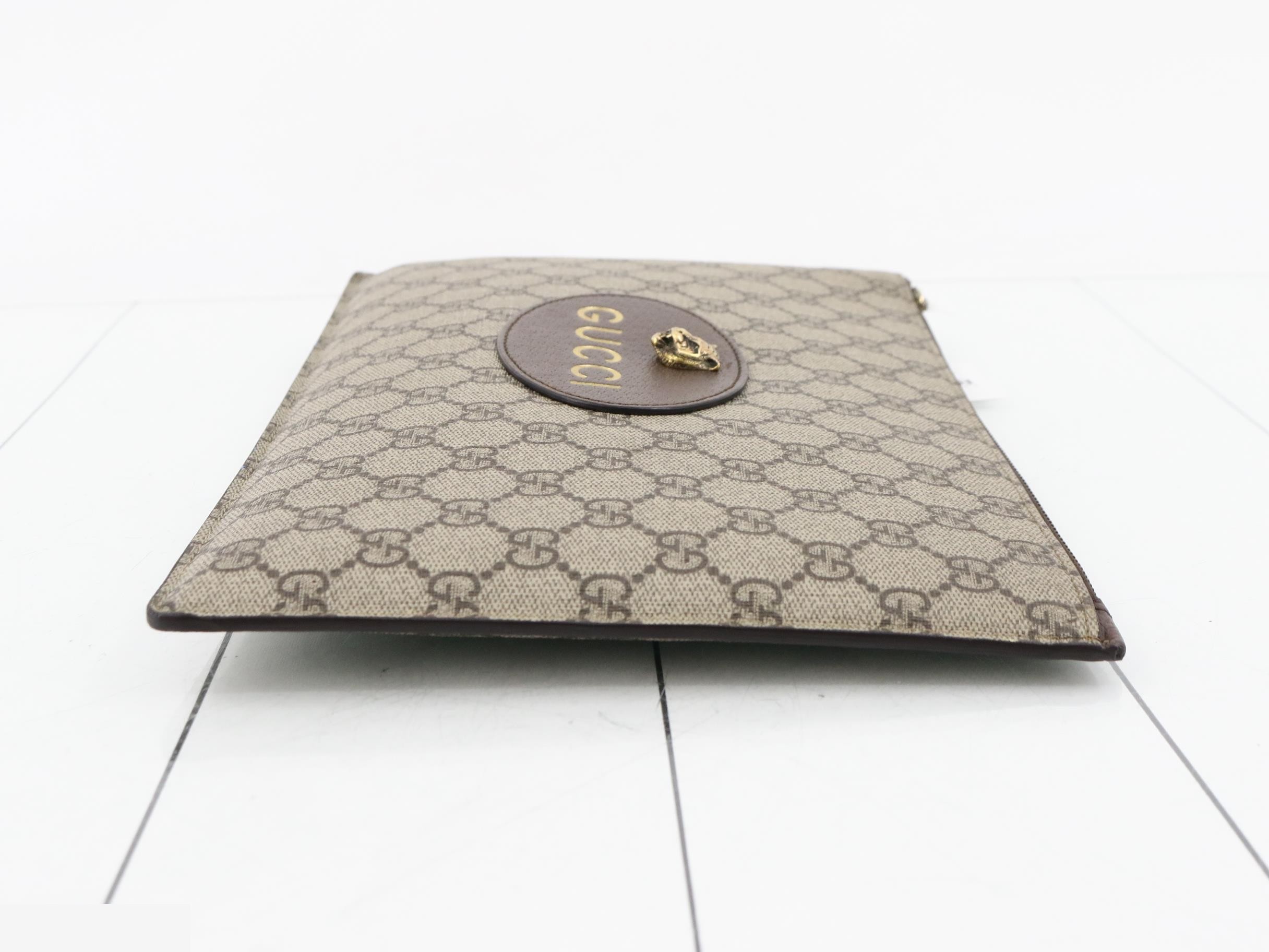 GG Supreme Tiger Head Clutch Bag — view 3