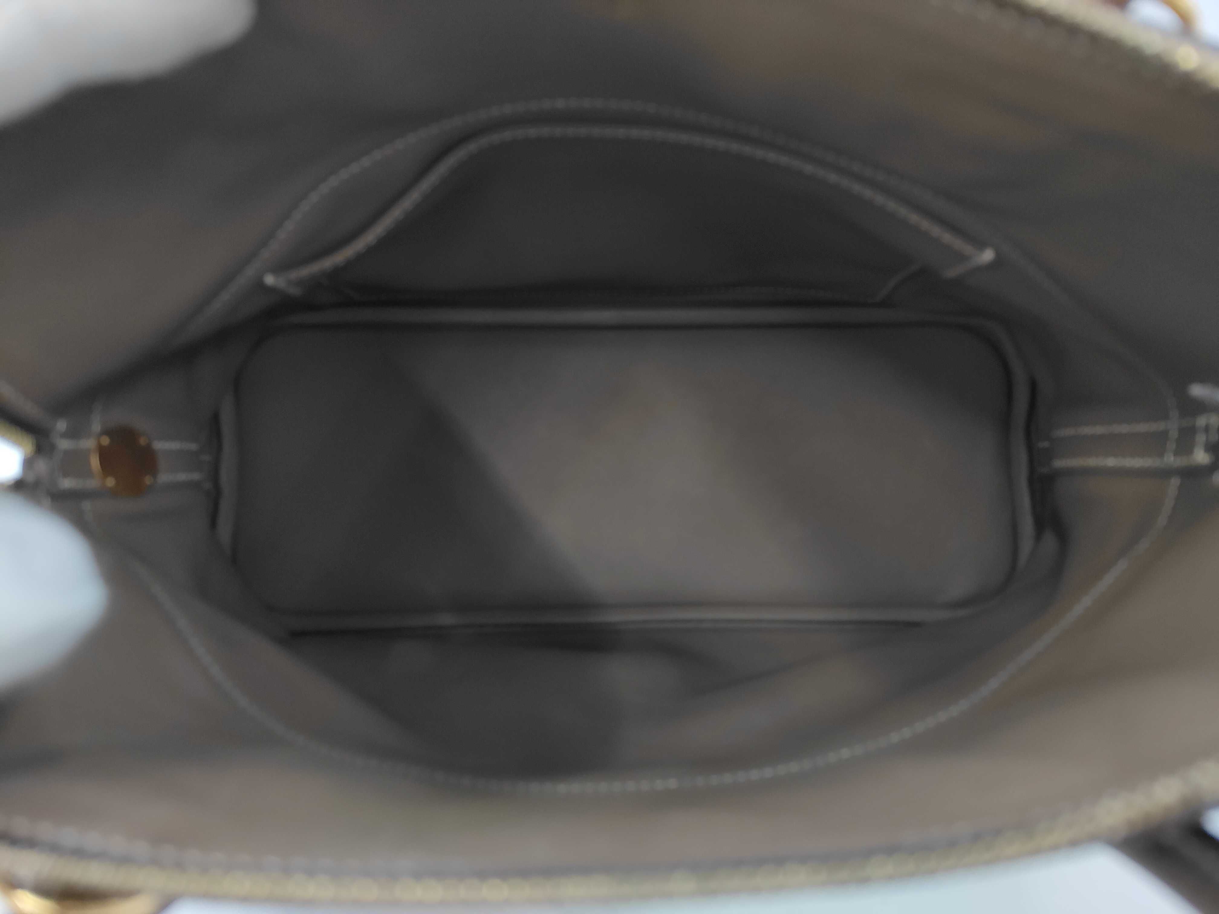 Bolide 31 2-way handbag, Taurillon Clemence leather, Etoupe color, gold hardware, tote bag — view 9