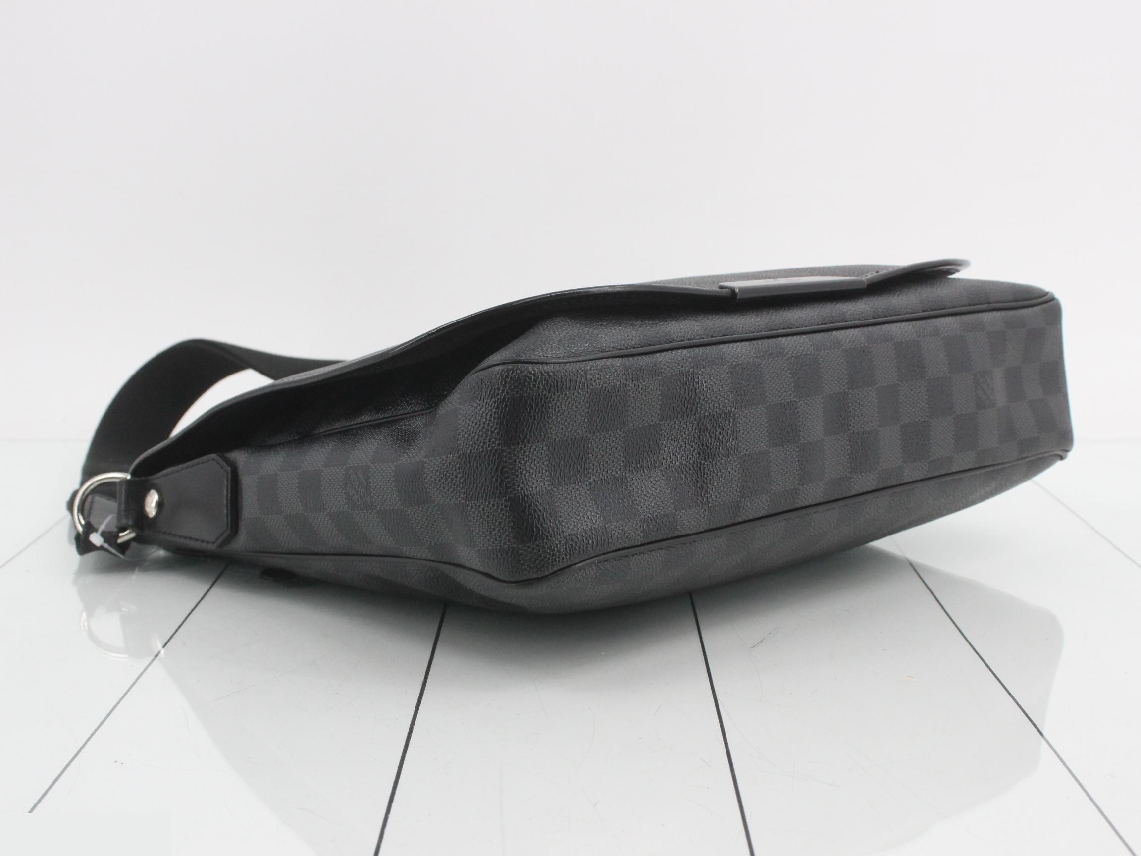 Damier Graphite Leather Shoulder Bag SF4160 — view 5
