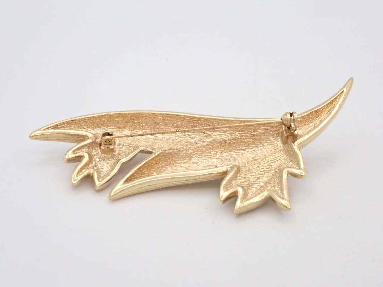 brooch — view 2
