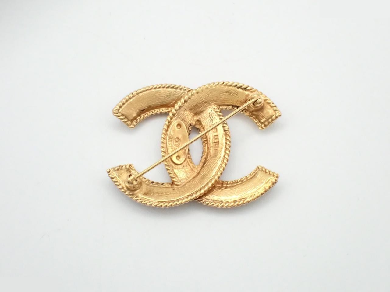Gold brooch — view 2
