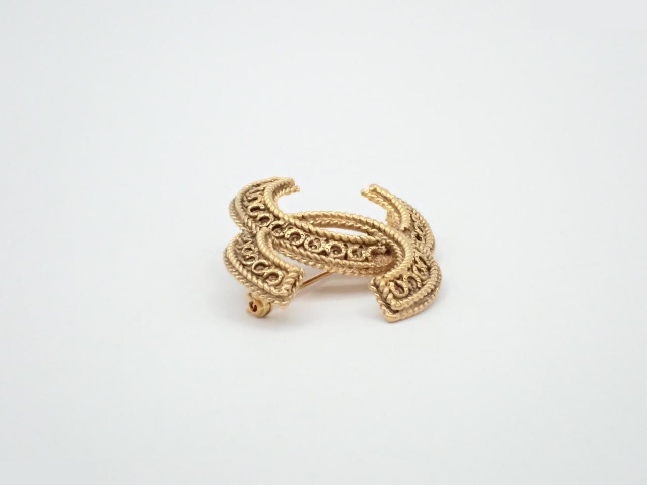 Gold brooch — view 3
