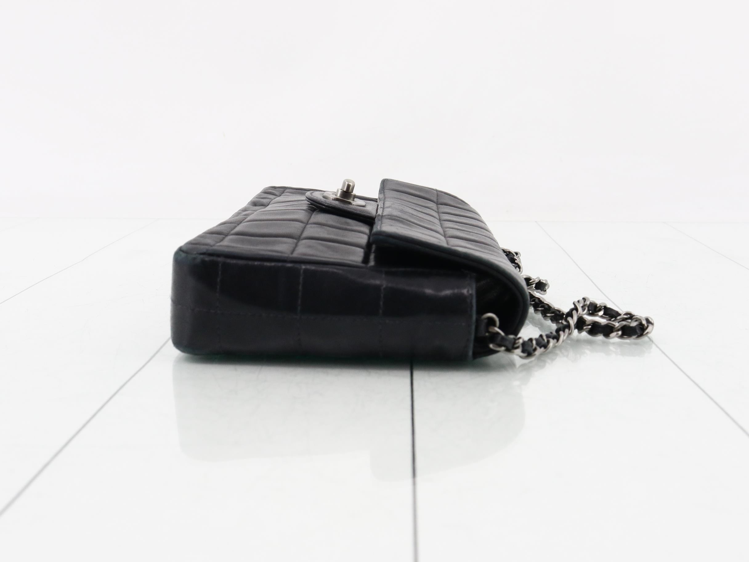 Shoulder bag, chocolate bar design, lambskin, chain shoulder strap. — view 3