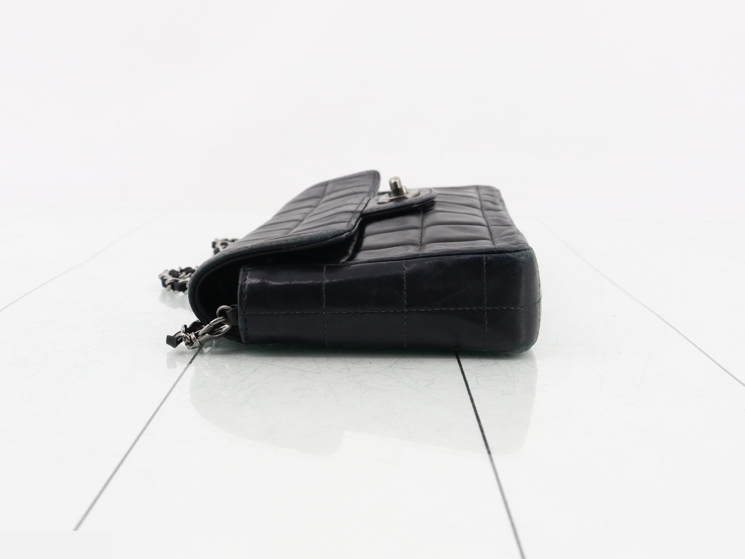 Shoulder bag, chocolate bar design, lambskin, chain shoulder strap. — view 4