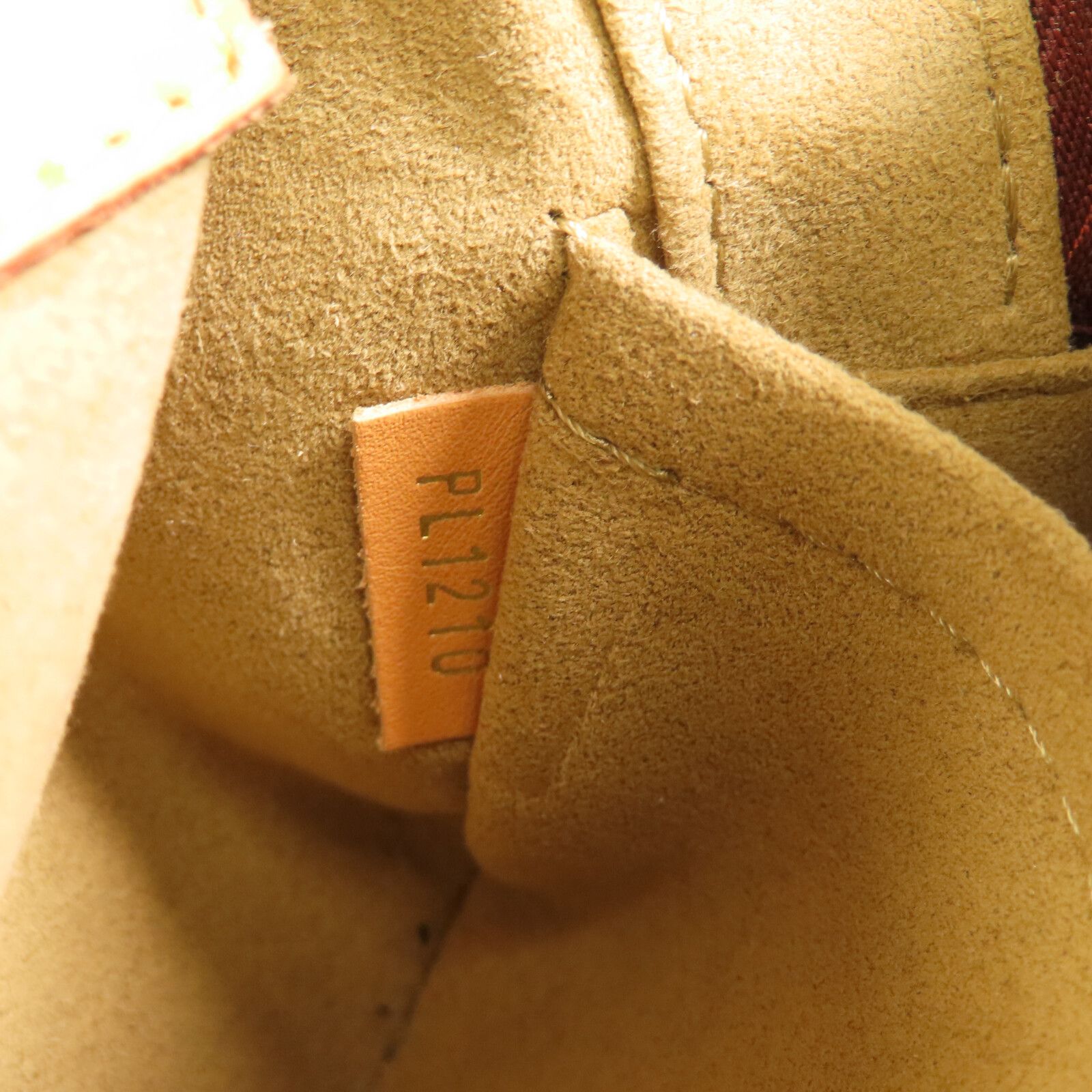 Boite Chapeau Souple PM, Monogram — view 20