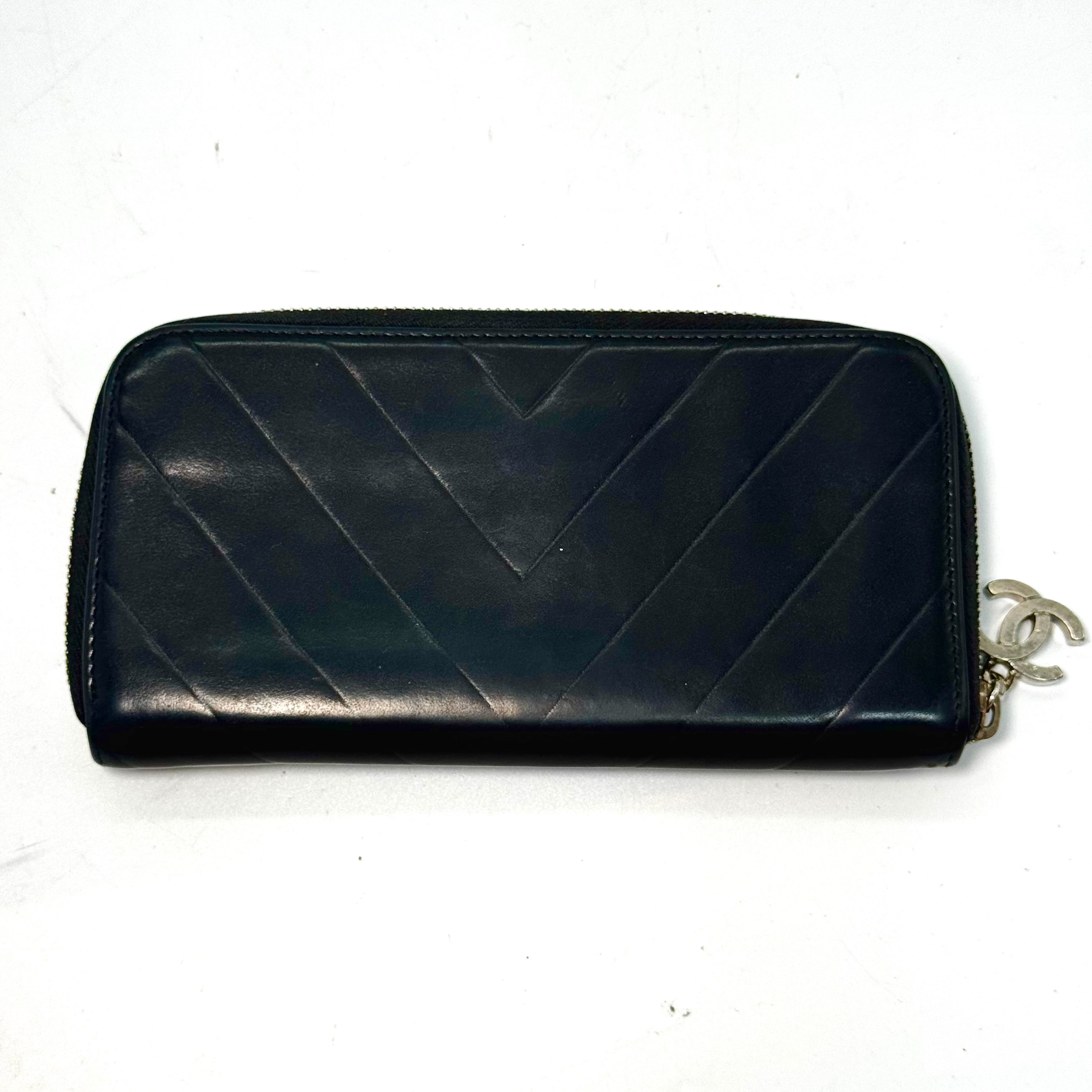 Round Long Wallet Chevron V-stitch Black Wallet 10977554 — view 2