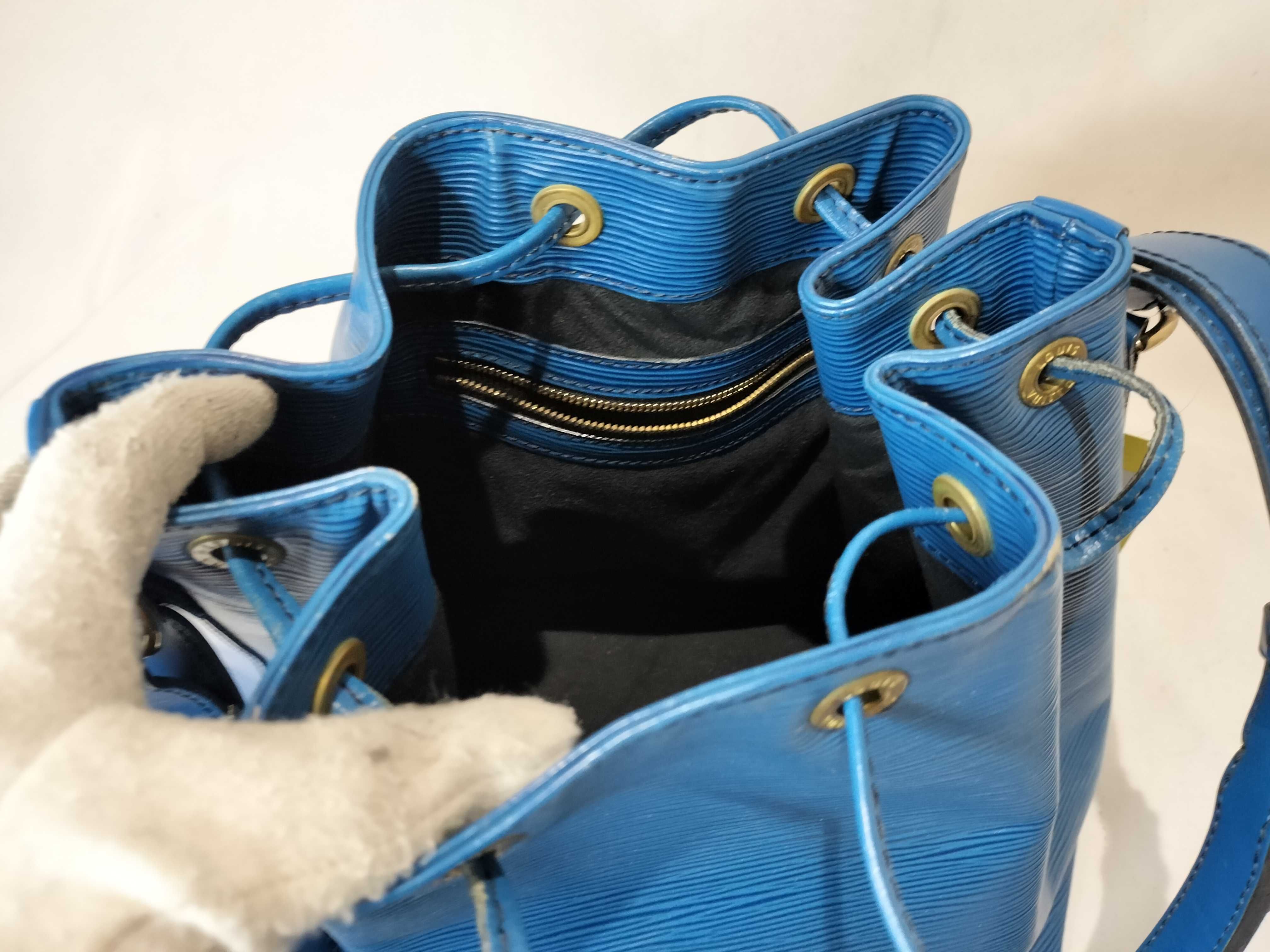 Epi Noe Blue Shoulder Bag — view 11