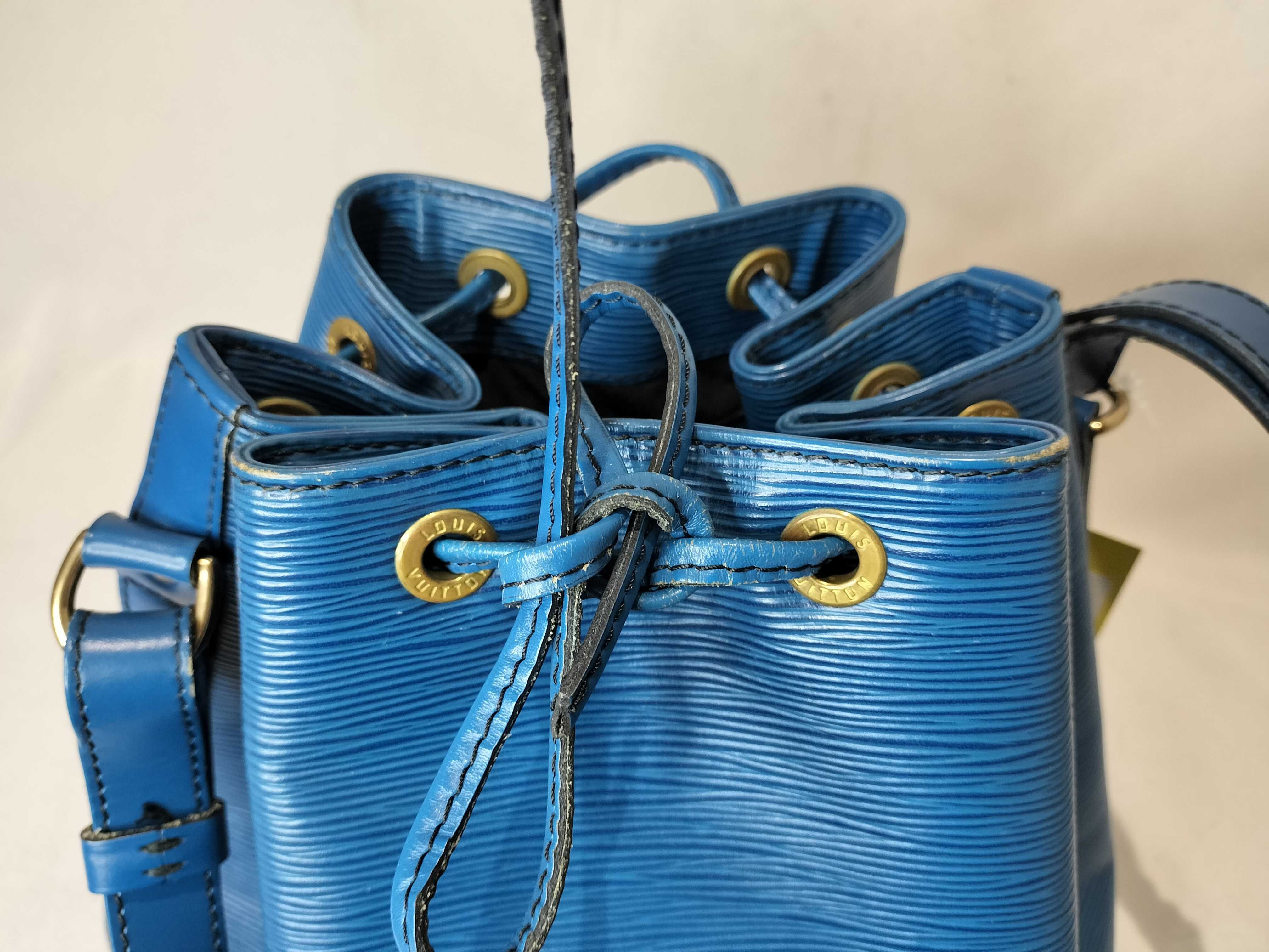 Epi Noe Blue Shoulder Bag — view 10