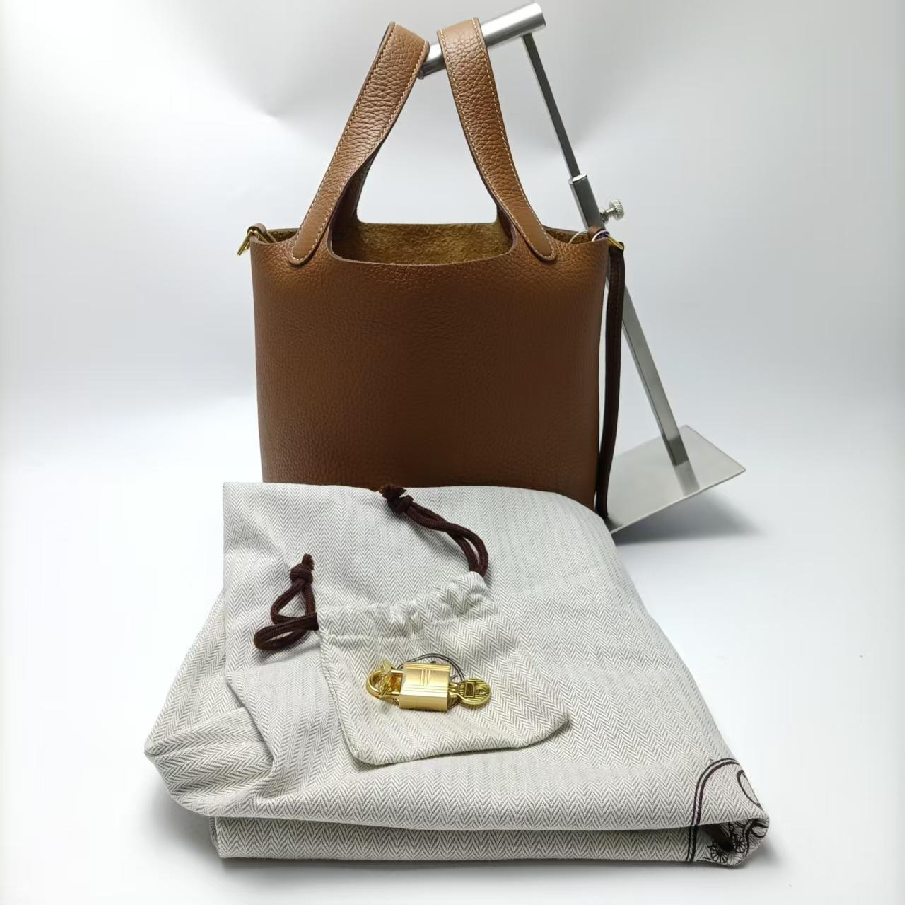 Picotan Cowhide Handbag Z Engraved Handbag — view 3