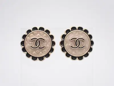 earrings, C24B, flower design, Coco Mark, shell, 2.2cm wide.