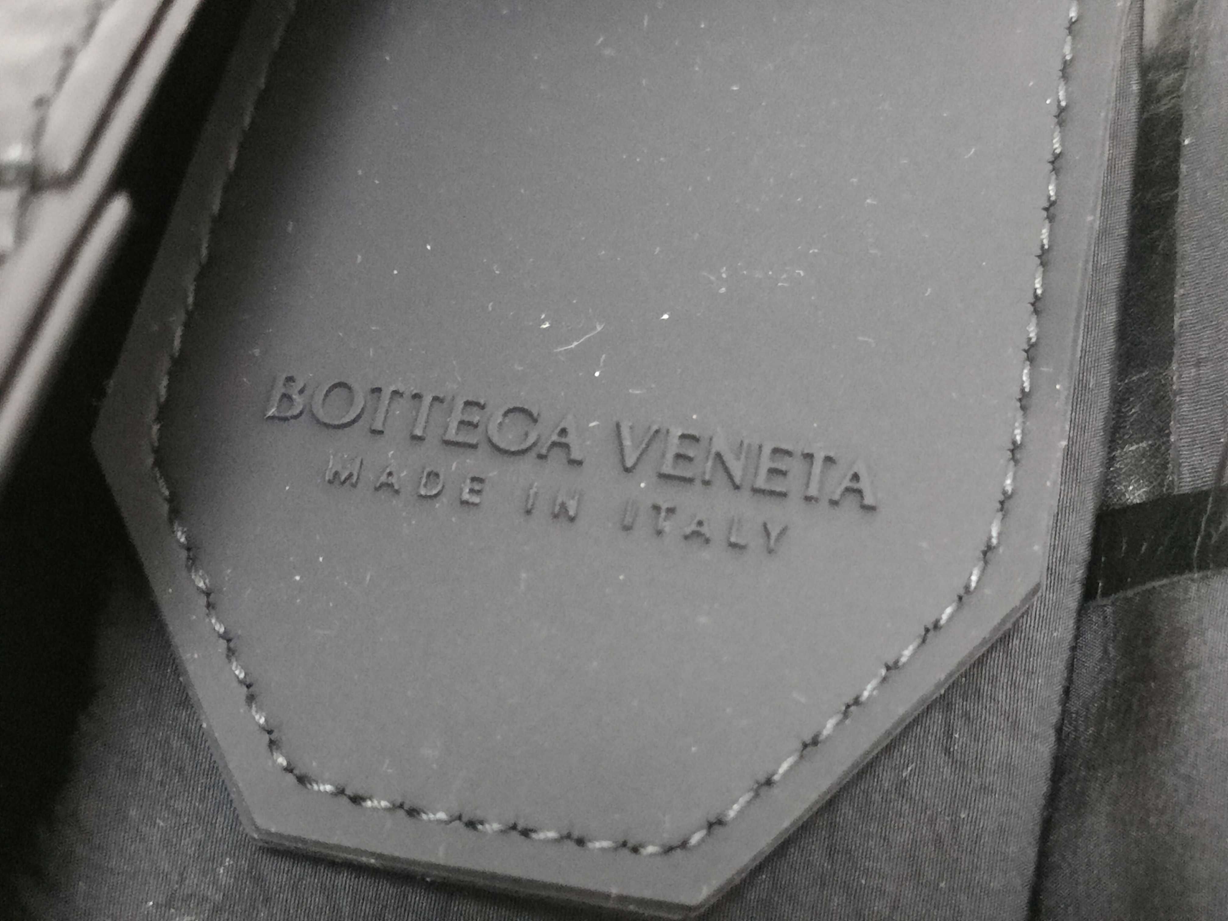 Intrecciato Bottega Maxi Intrecciato Shoulder Bag — view 12
