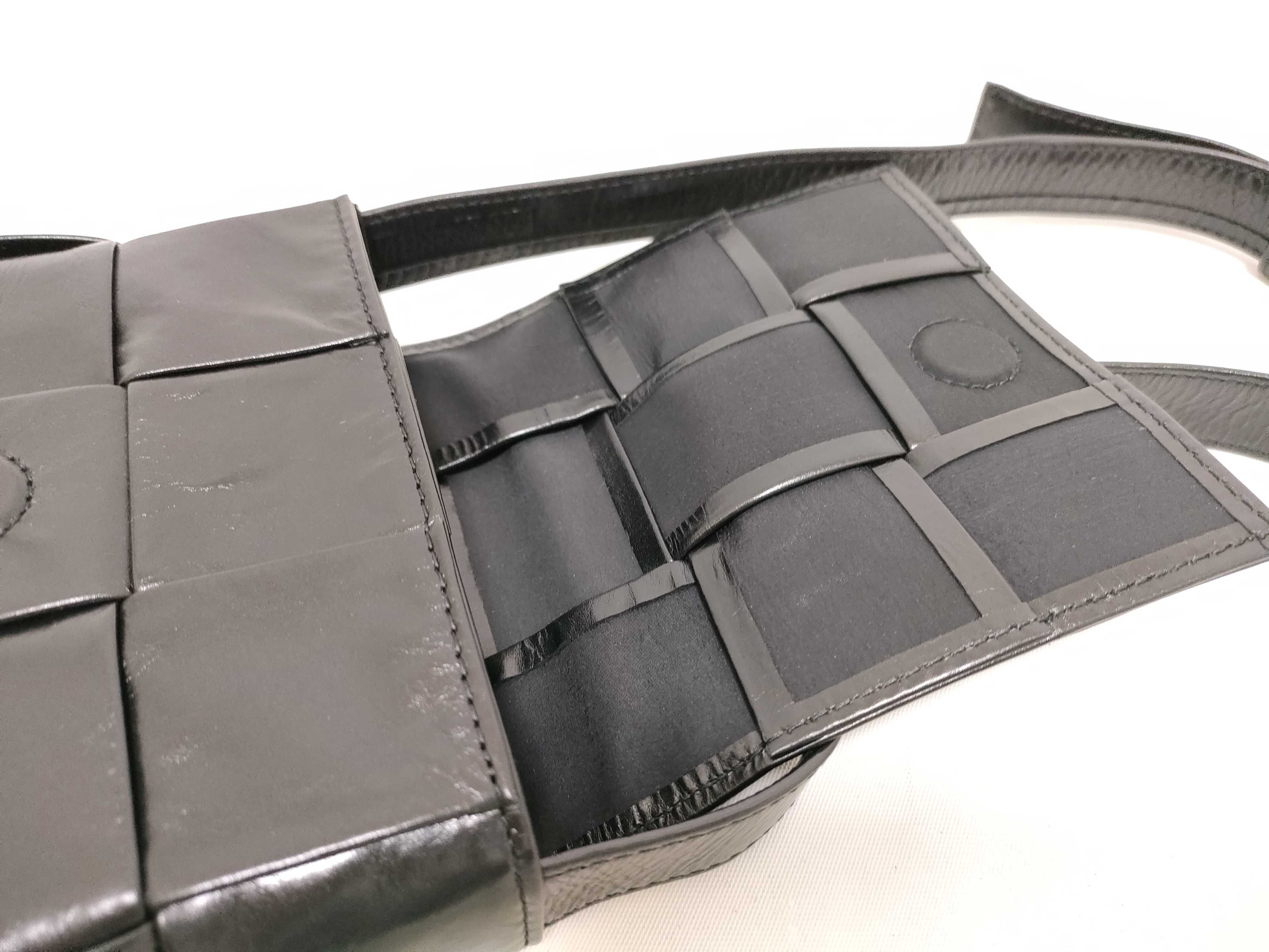 Intrecciato Bottega Maxi Intrecciato Shoulder Bag — view 8