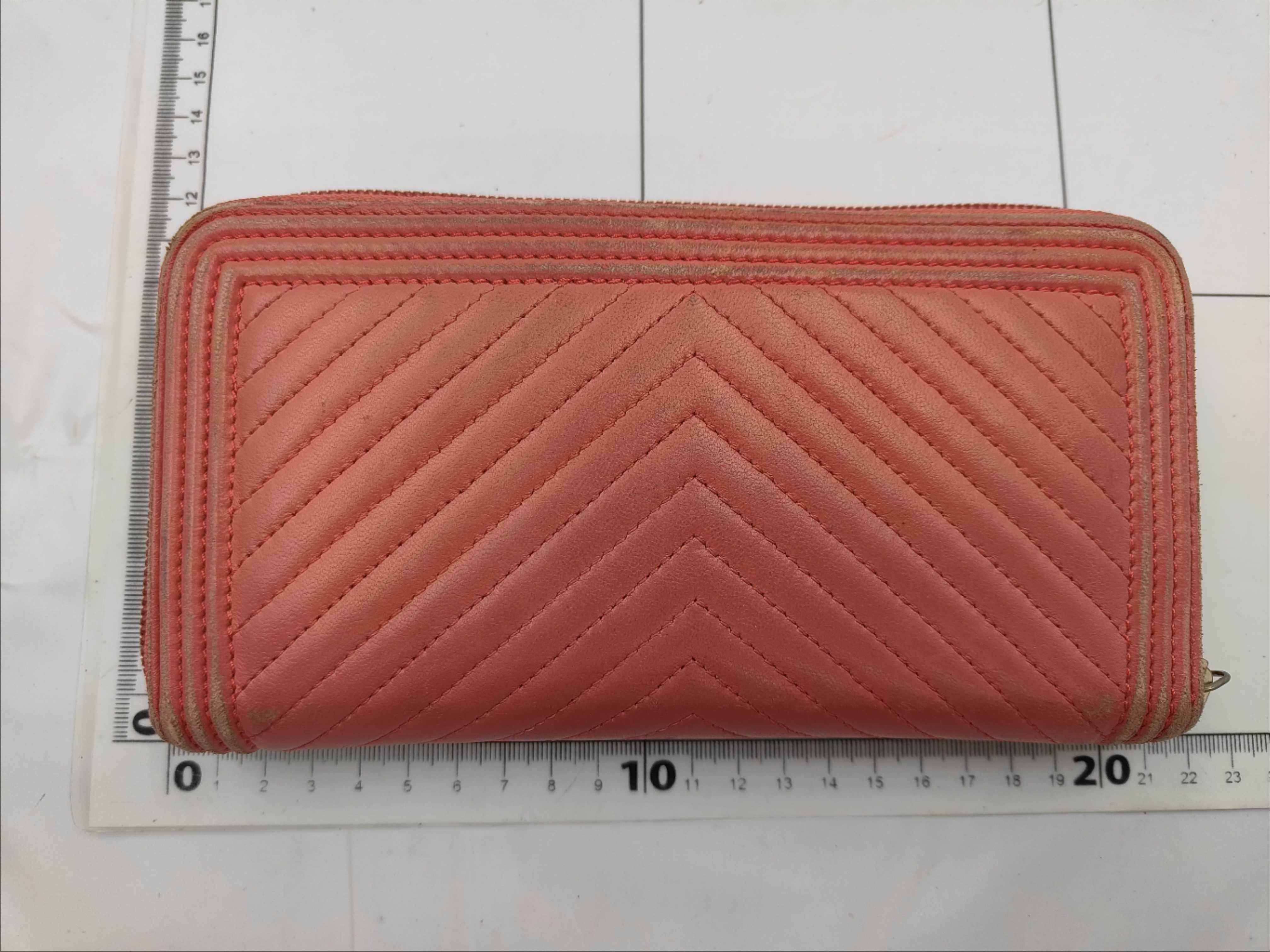 Boy Chanel V-stitch round zipper wallet, with seal and card, serial number 23-something, box and dust bag included. — view 2