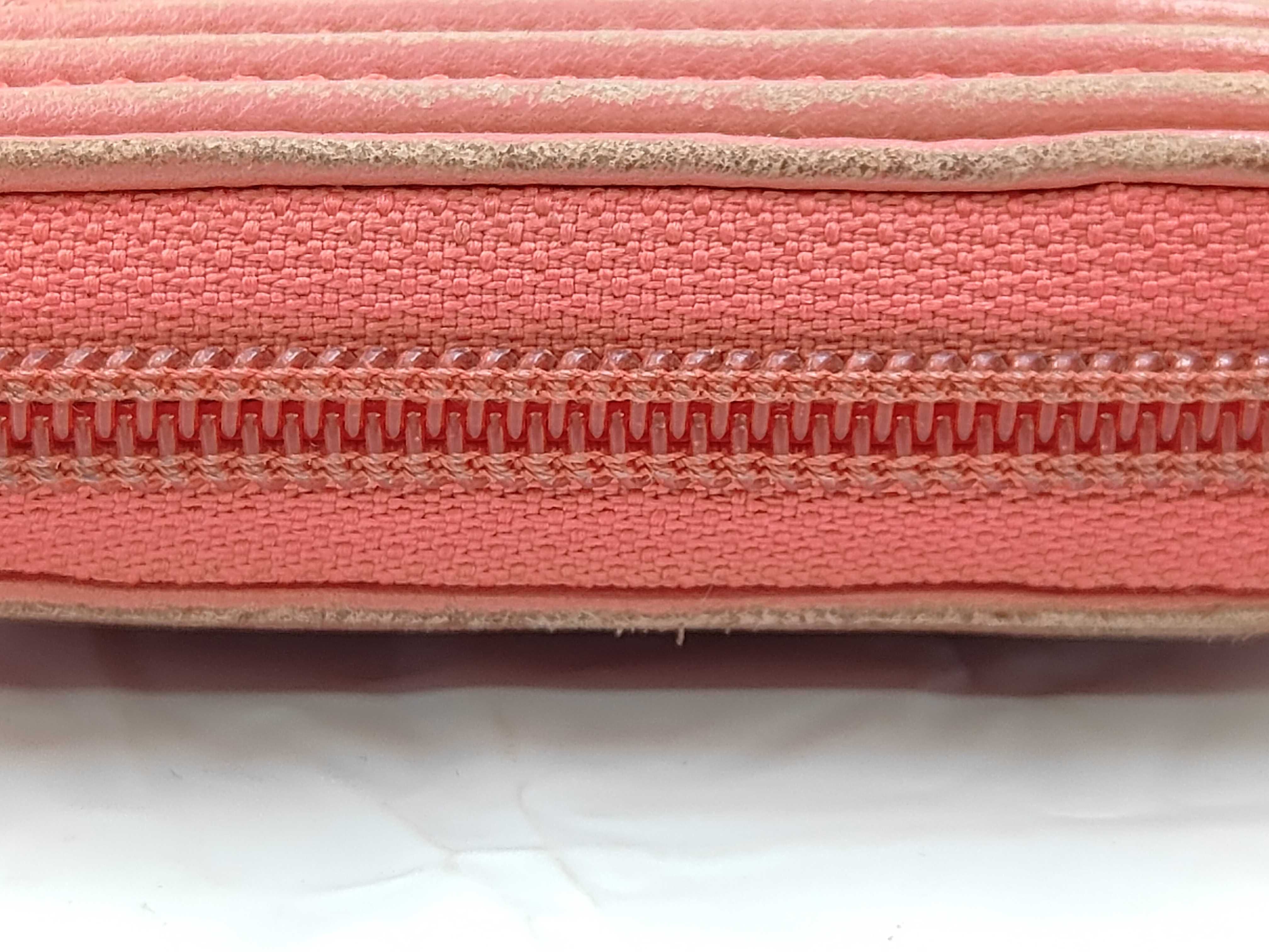 Boy Chanel V-stitch round zipper wallet, with seal and card, serial number 23-something, box and dust bag included. — view 4