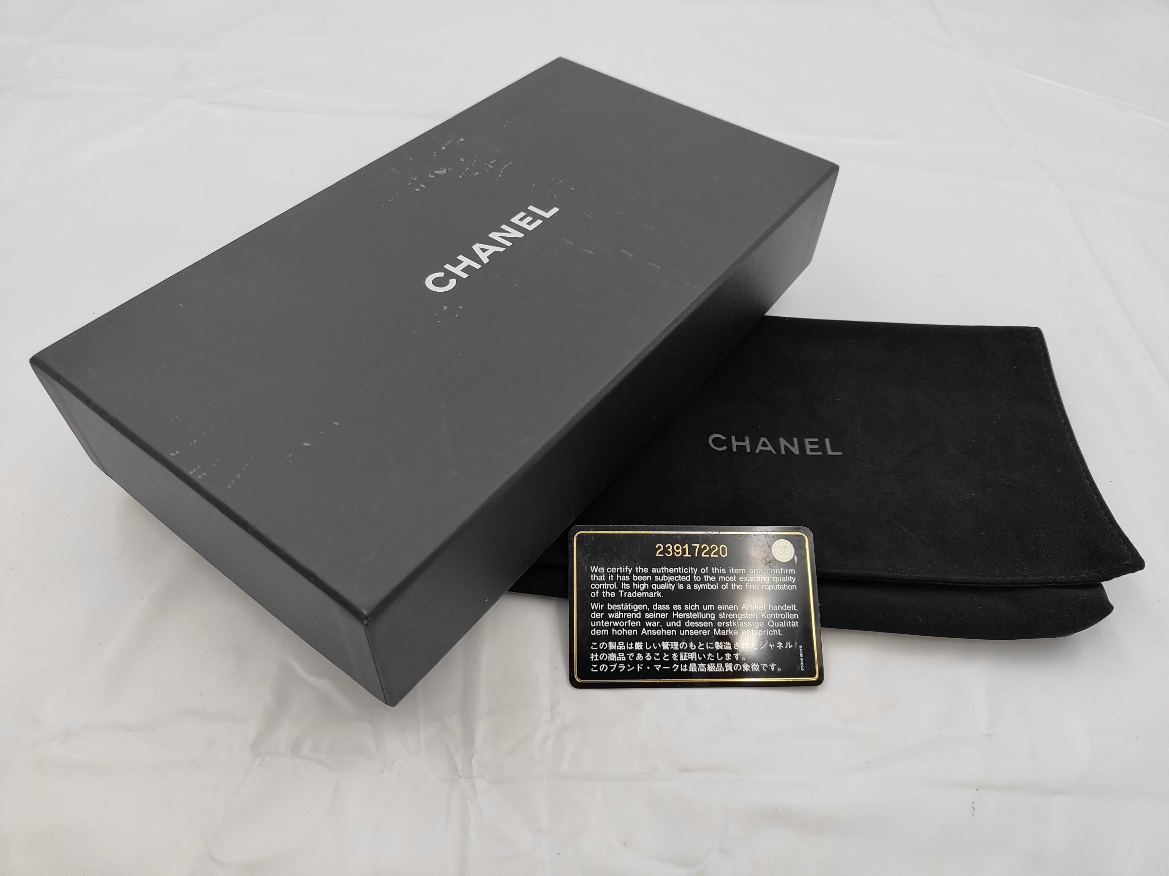 Boy Chanel V-stitch round zipper wallet, with seal and card, serial number 23-something, box and dust bag included. — view 10