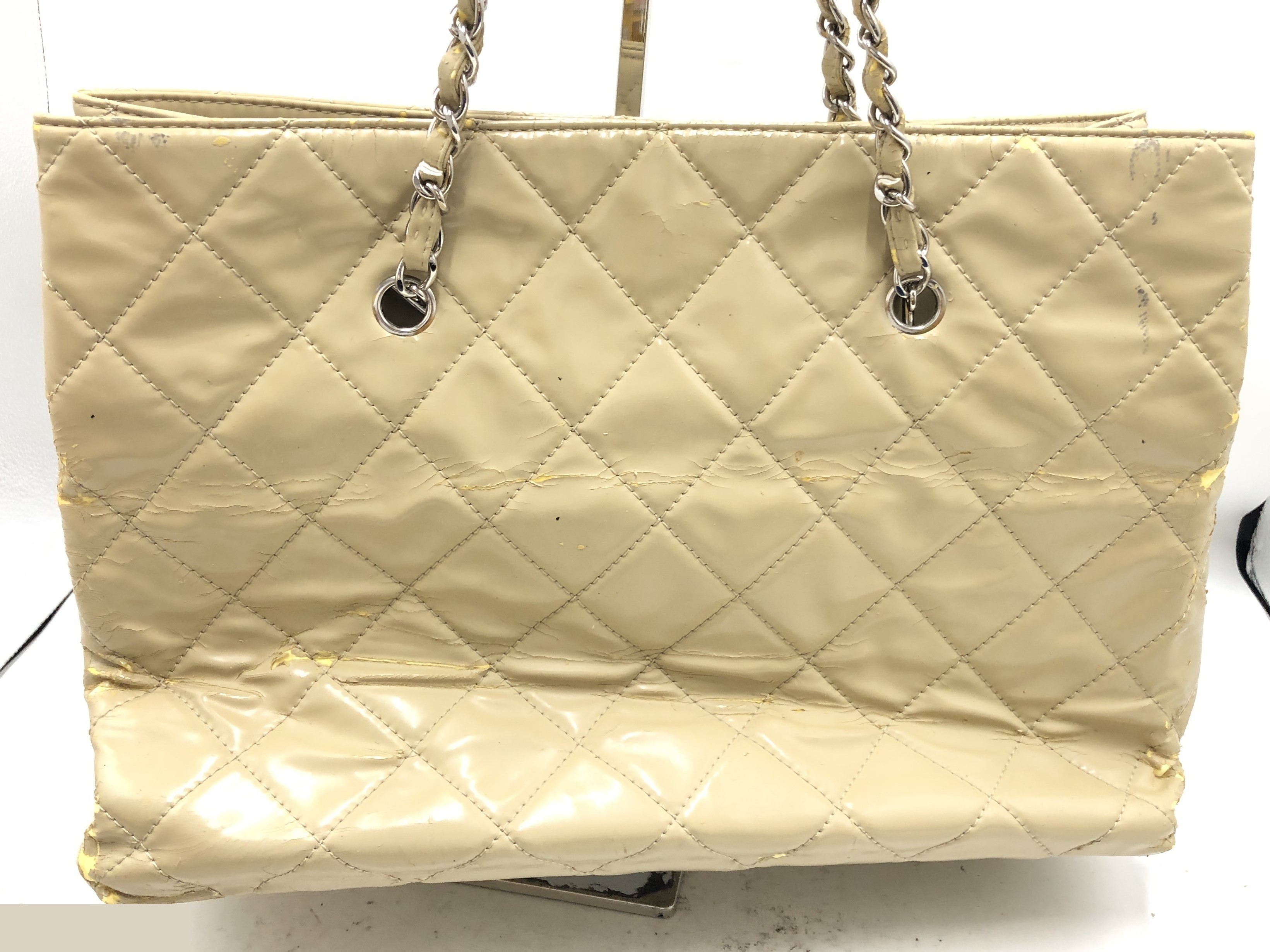 Matelassé chain shoulder bag, with guarantee card and sticker. — view 2