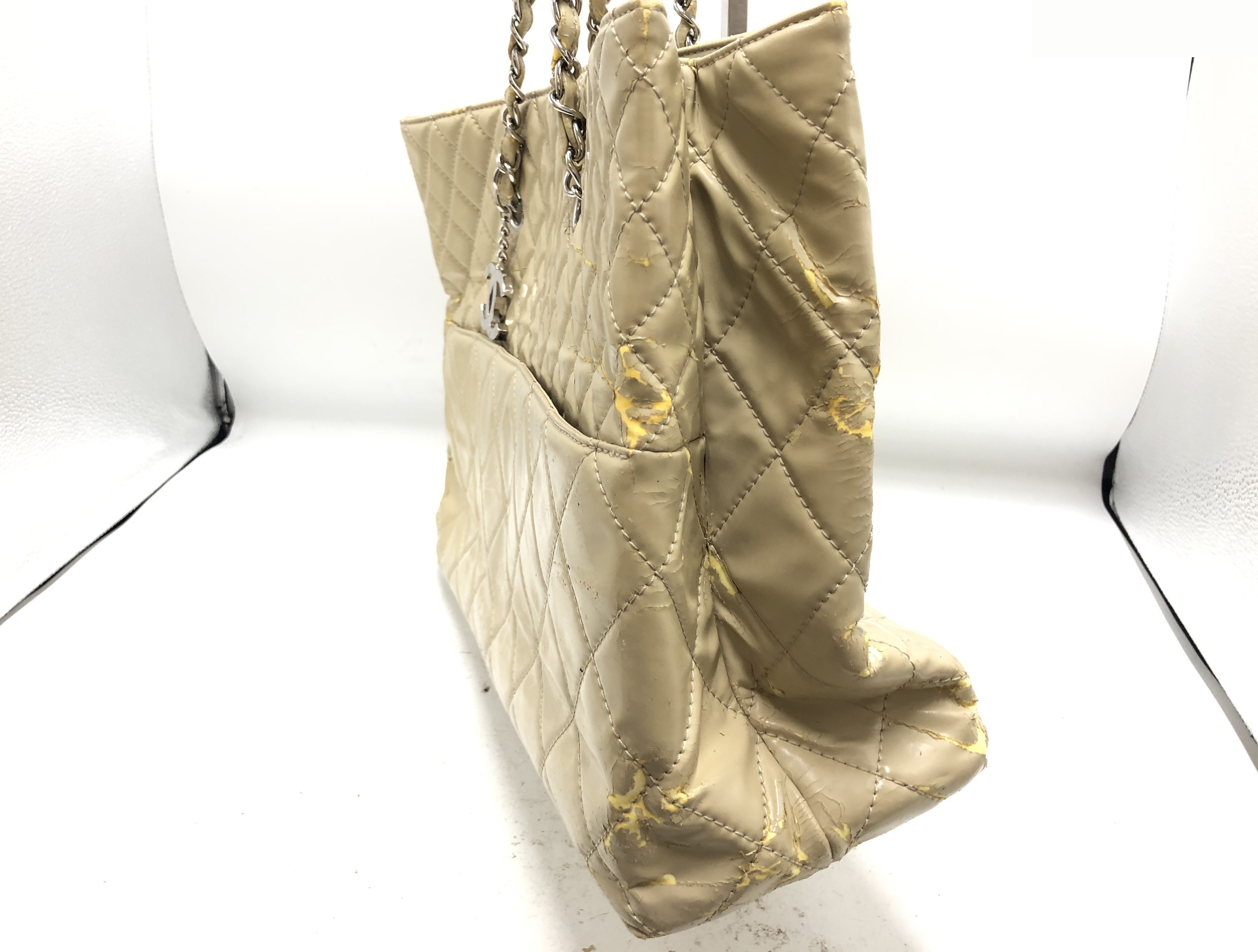 Matelassé chain shoulder bag, with guarantee card and sticker. — view 3