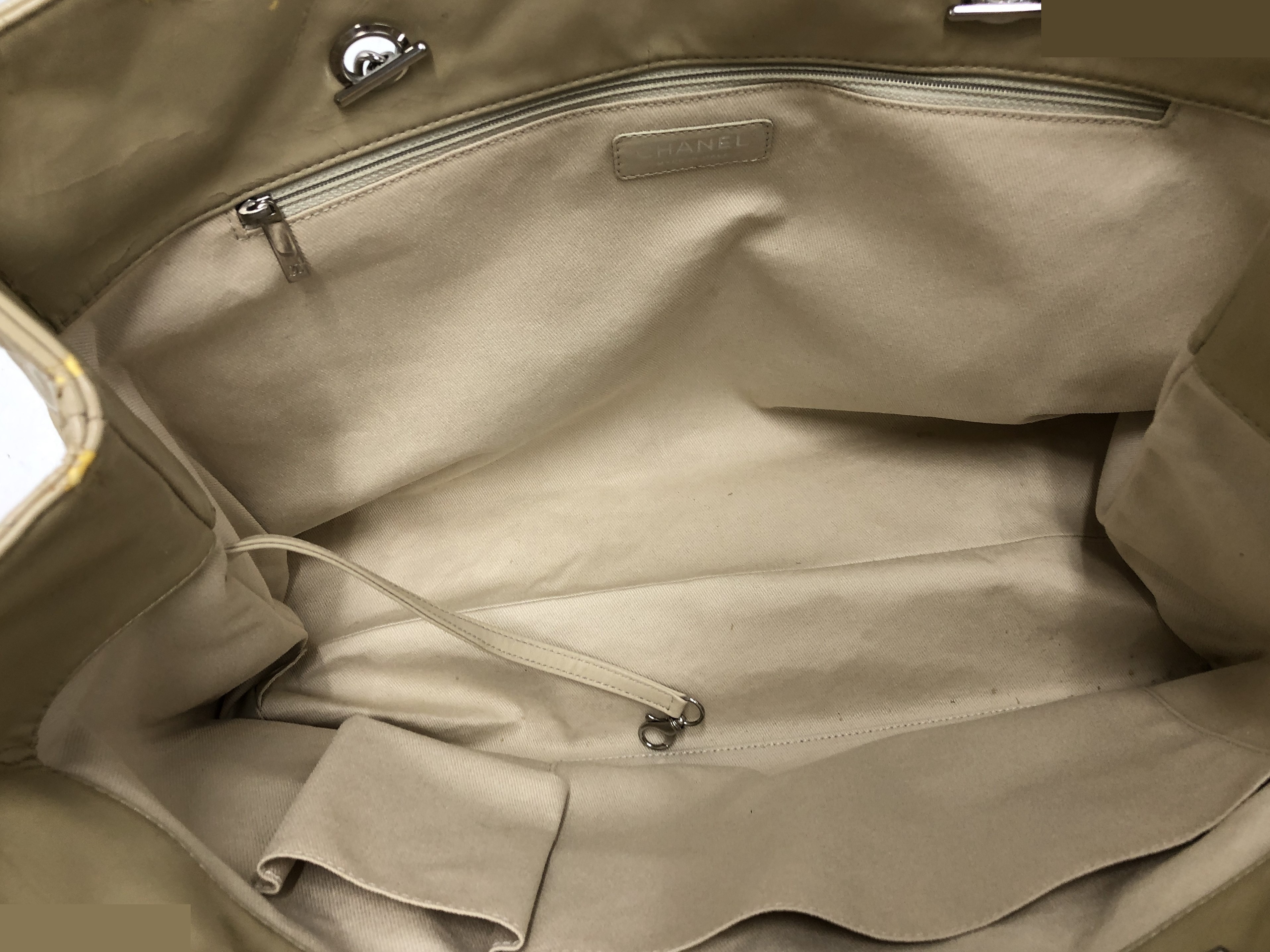 Matelassé chain shoulder bag, with guarantee card and sticker. — view 6