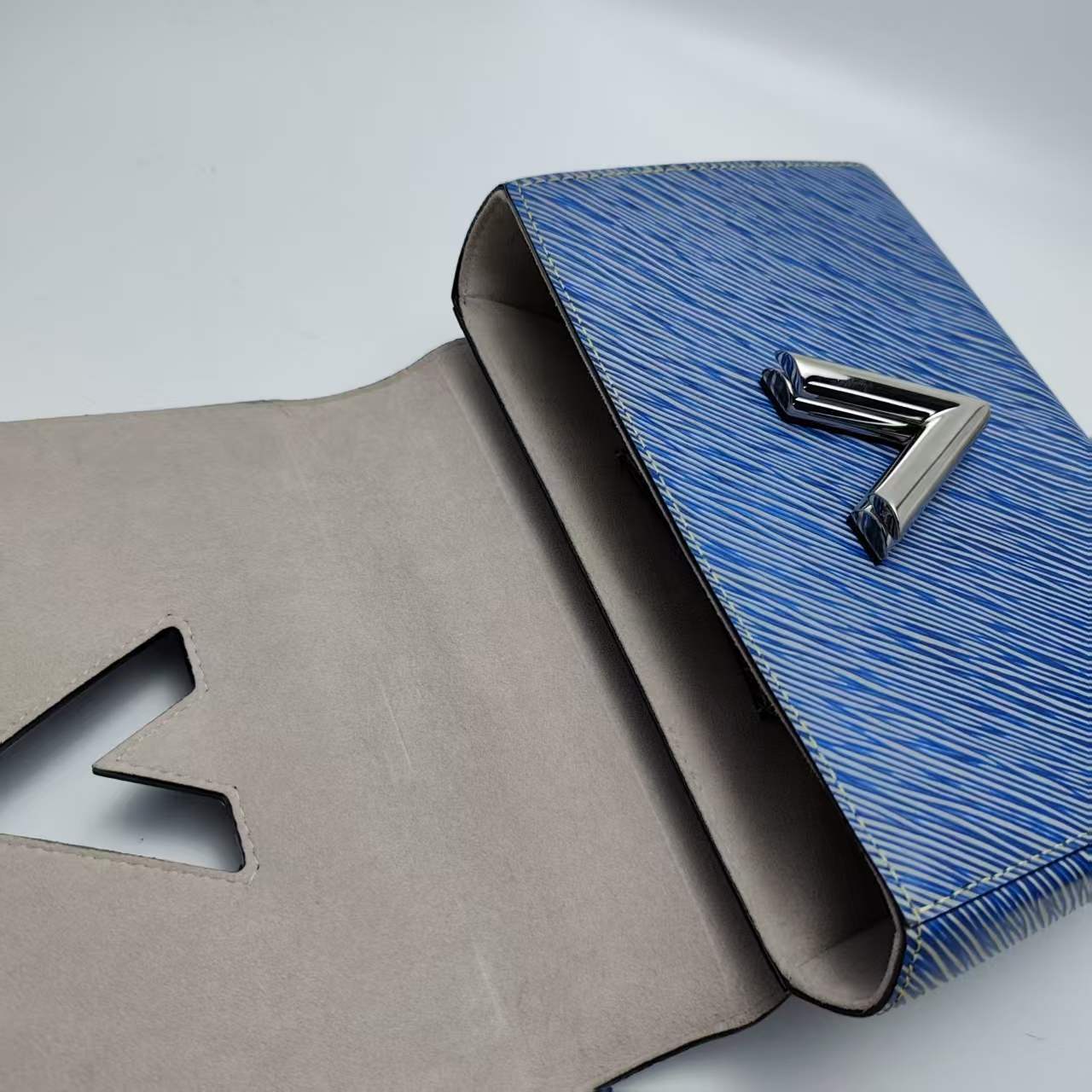 【*Shipped from: China*】LOUIS VUITTON Twist Leather Shoulder Bag — view 8