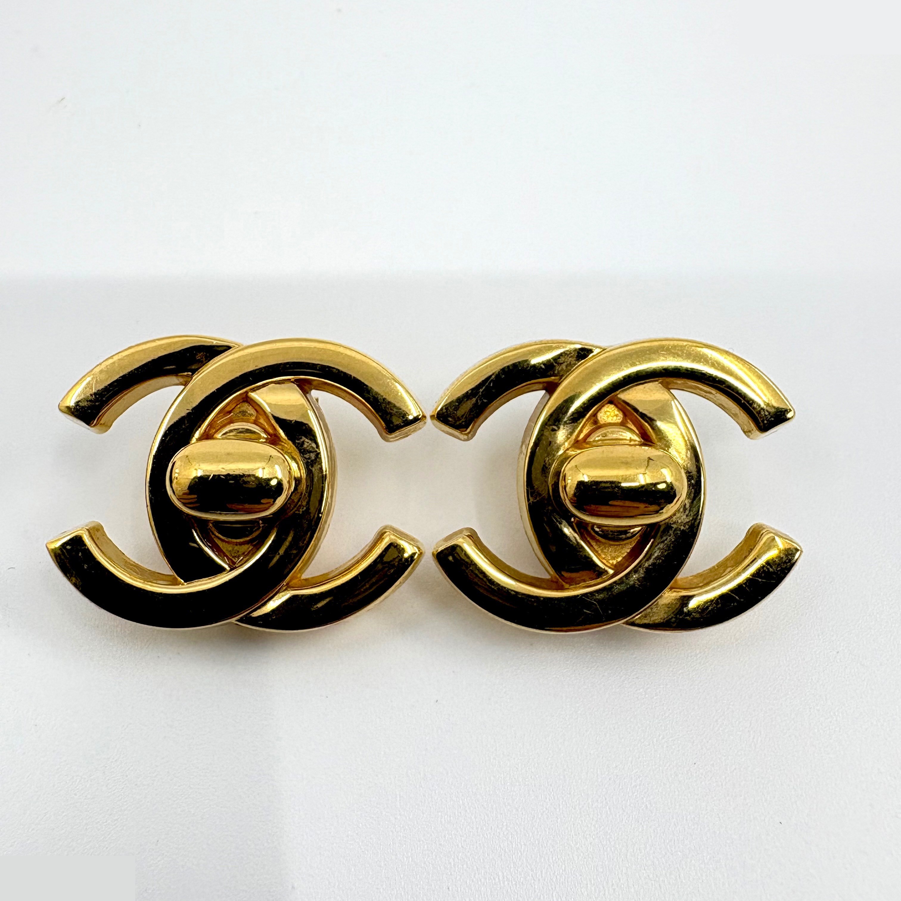 Turnlock earrings, large size (precious metal)