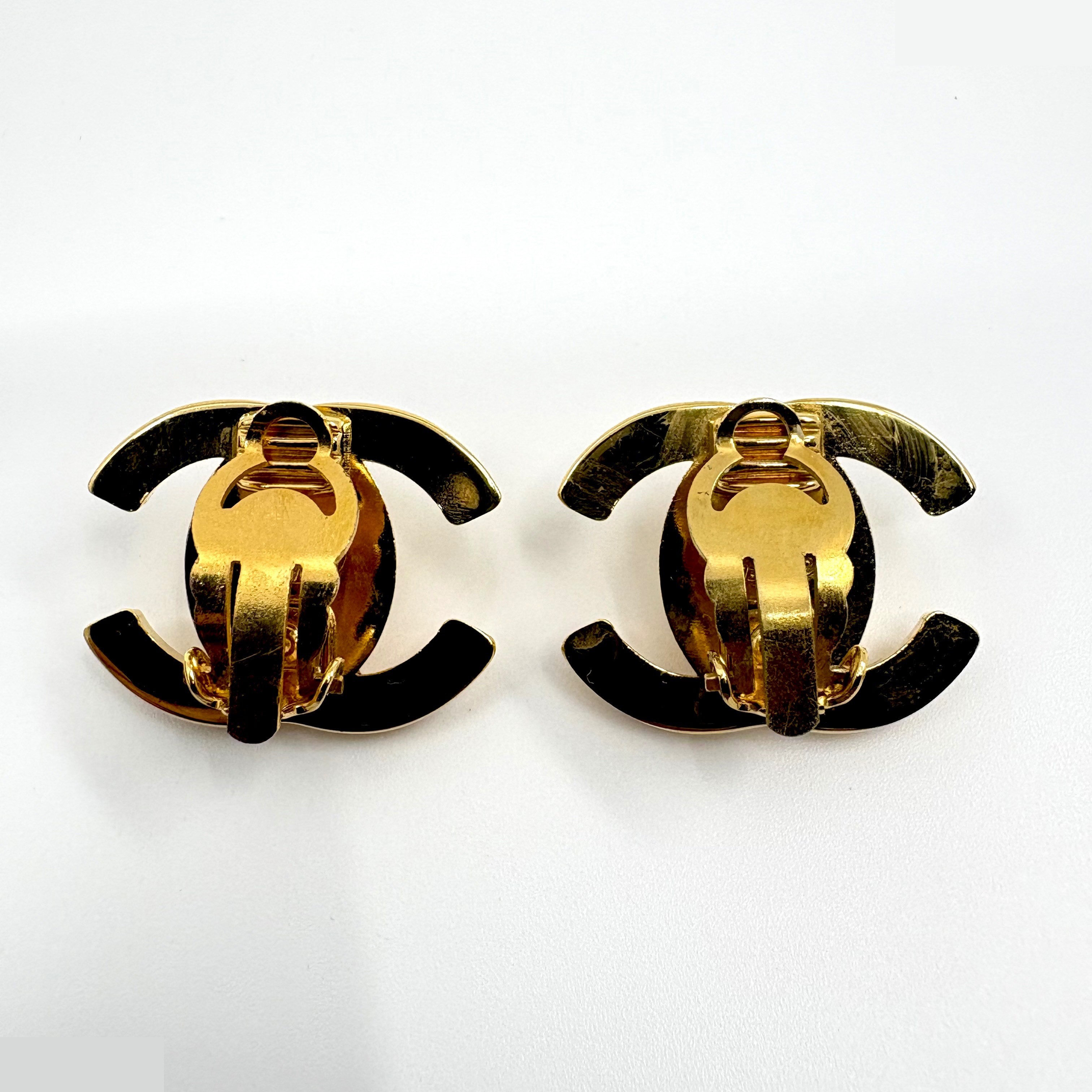 Turnlock earrings, large size (precious metal) — view 2
