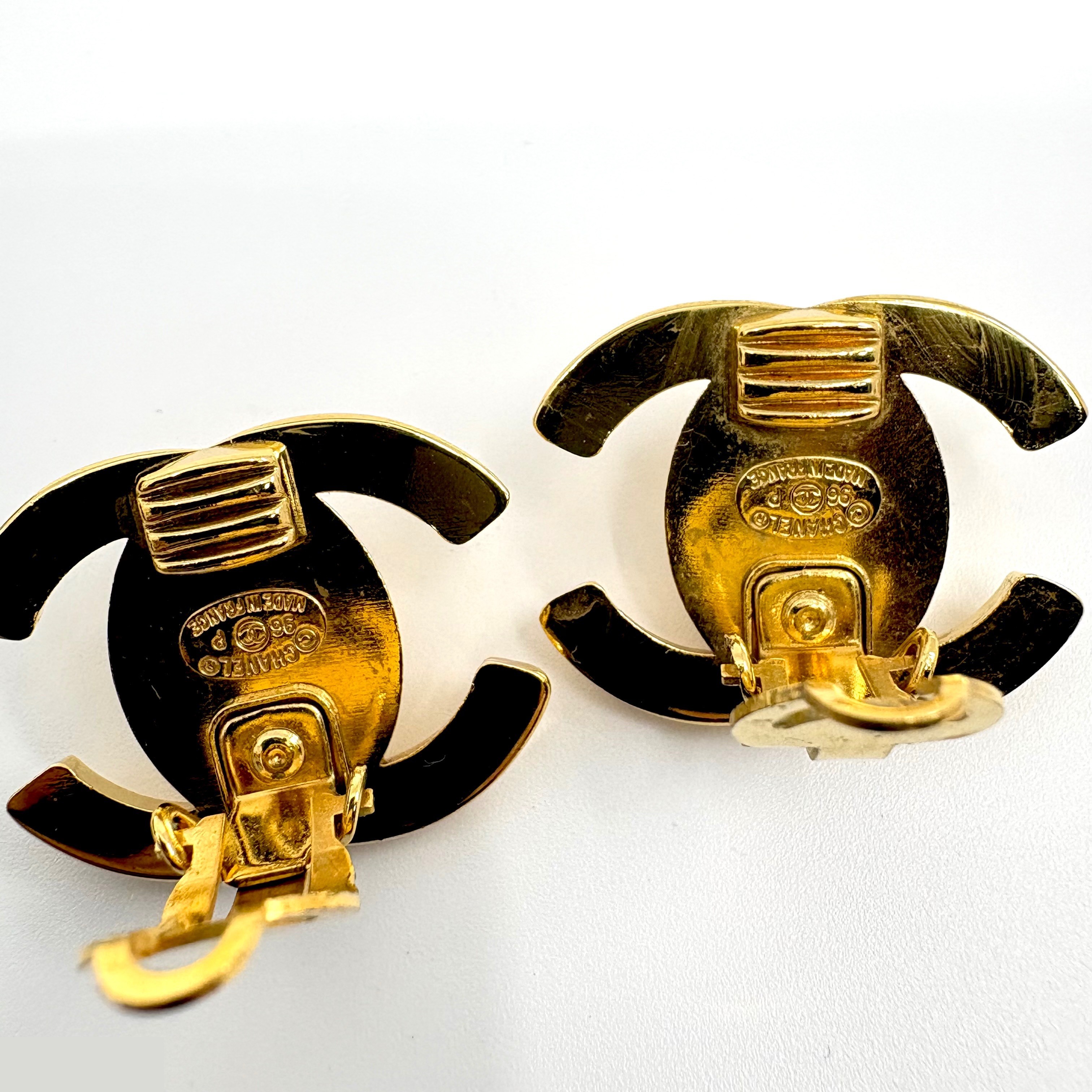 Turnlock earrings, large size (precious metal) — view 3