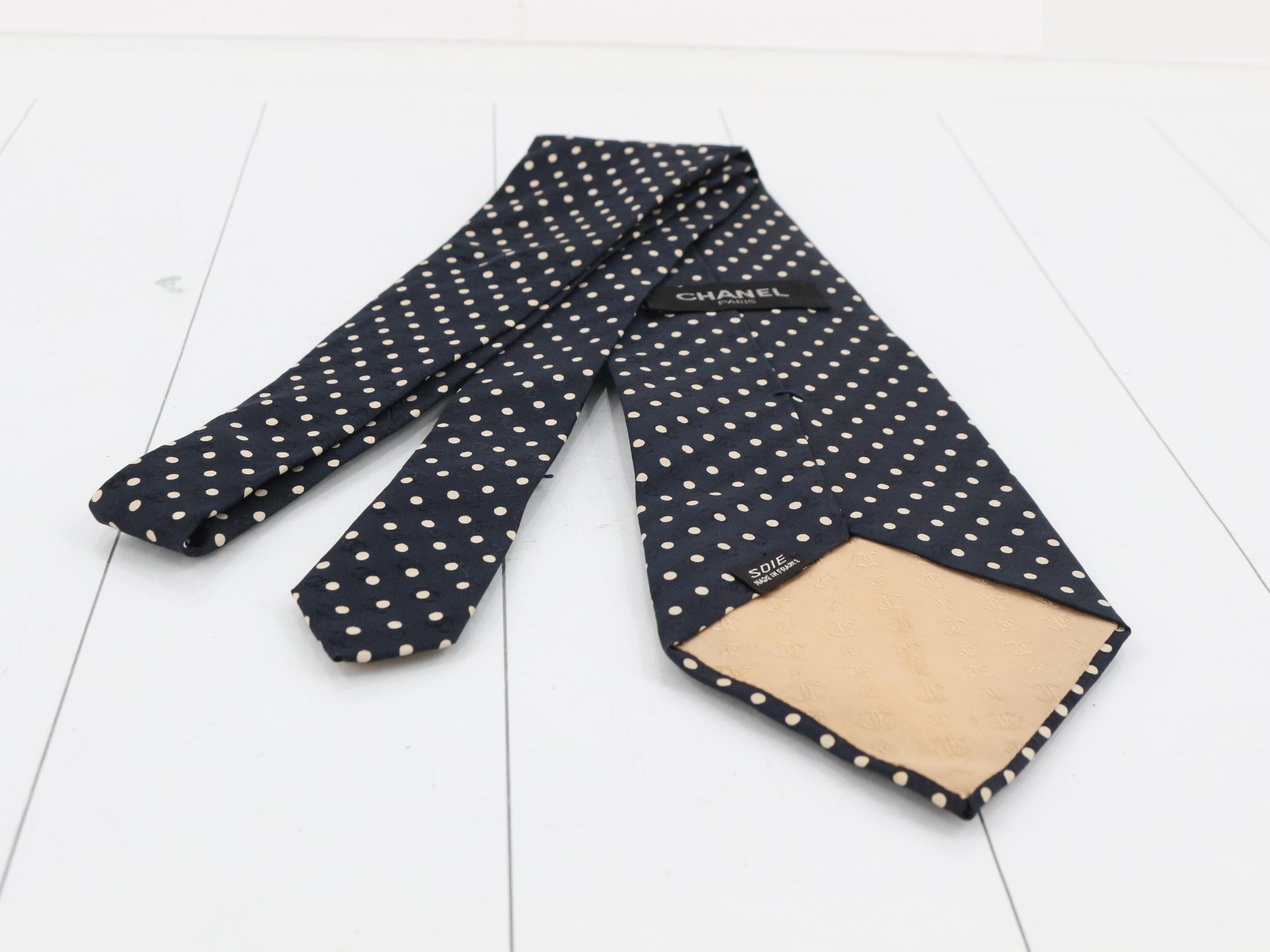 tie — view 2