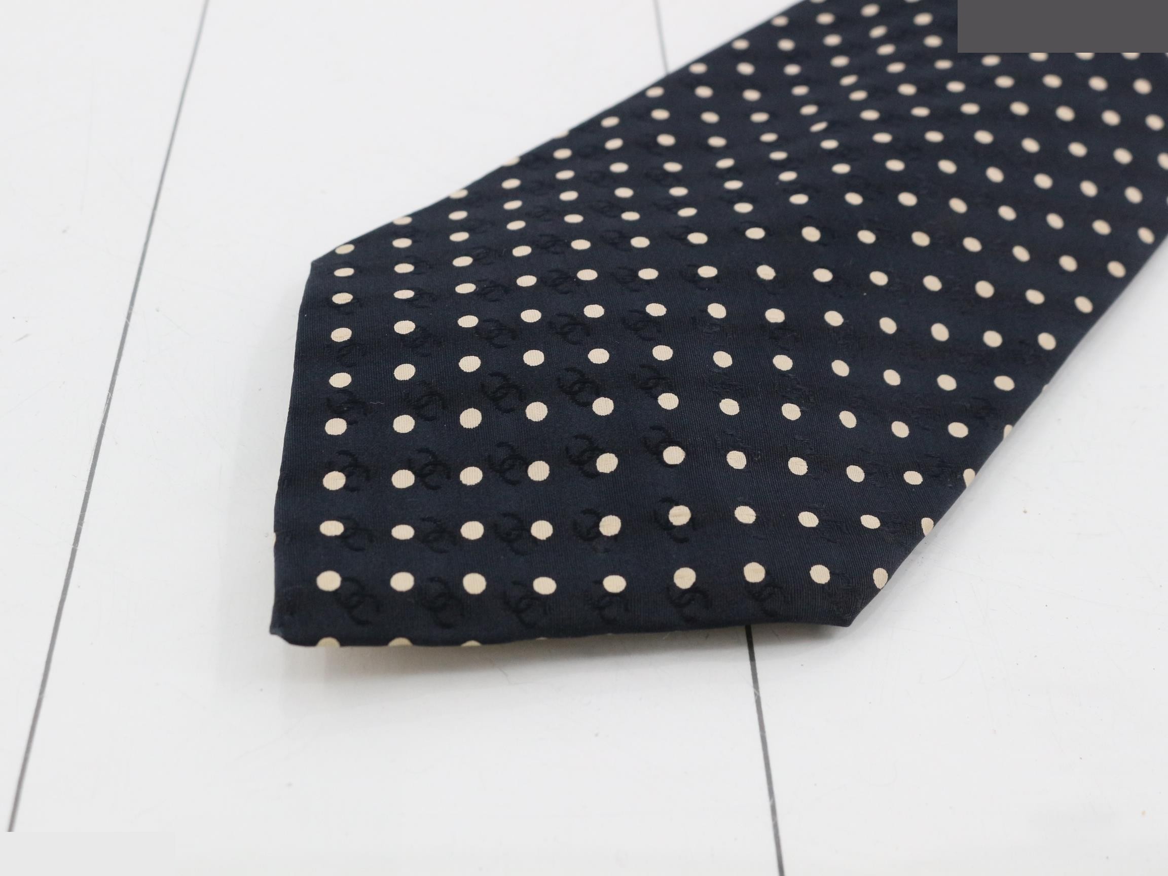 tie — view 3
