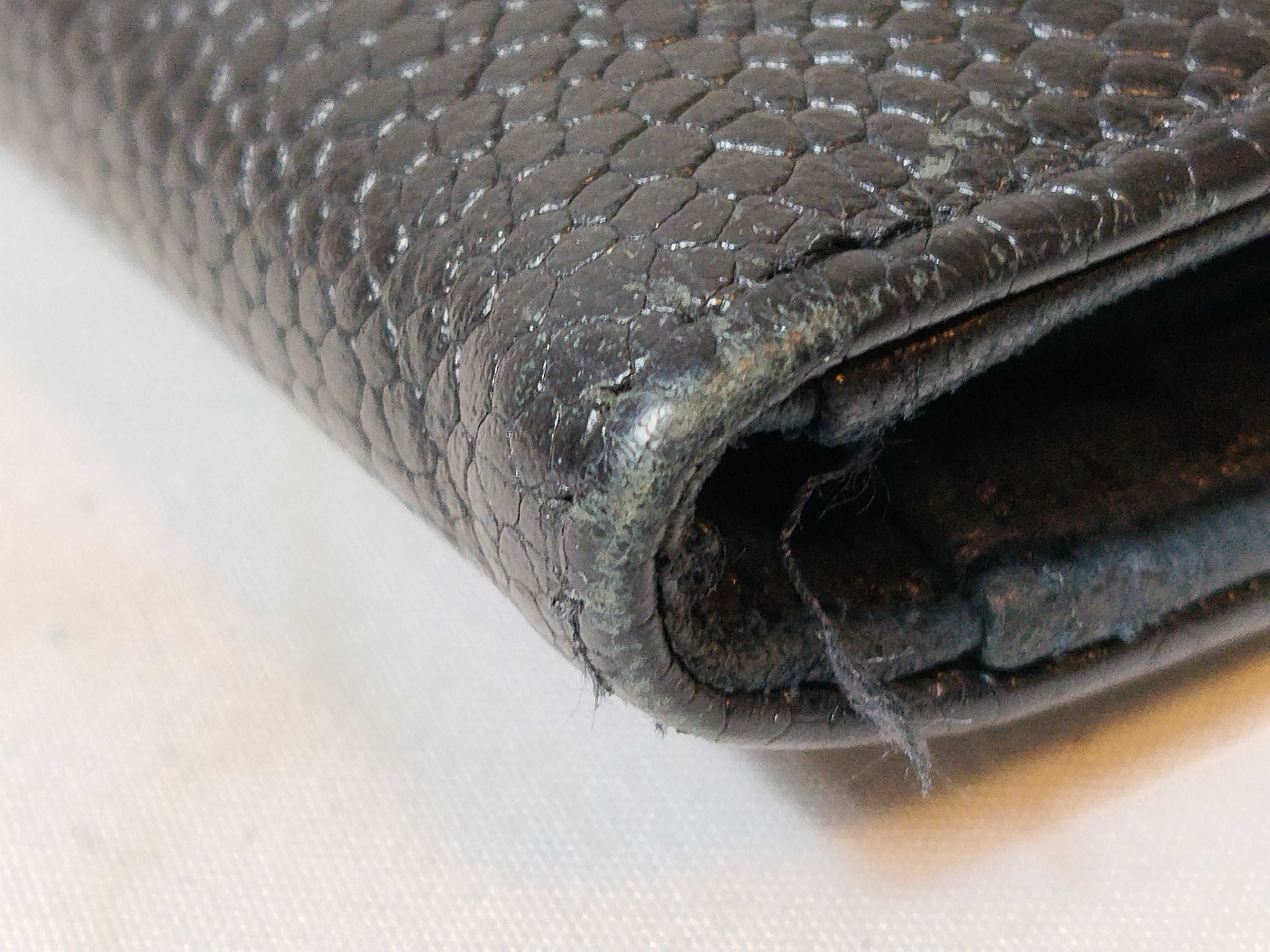 Caviar Skin Coco Mark/Clasp Bi-fold Wallet — view 4
