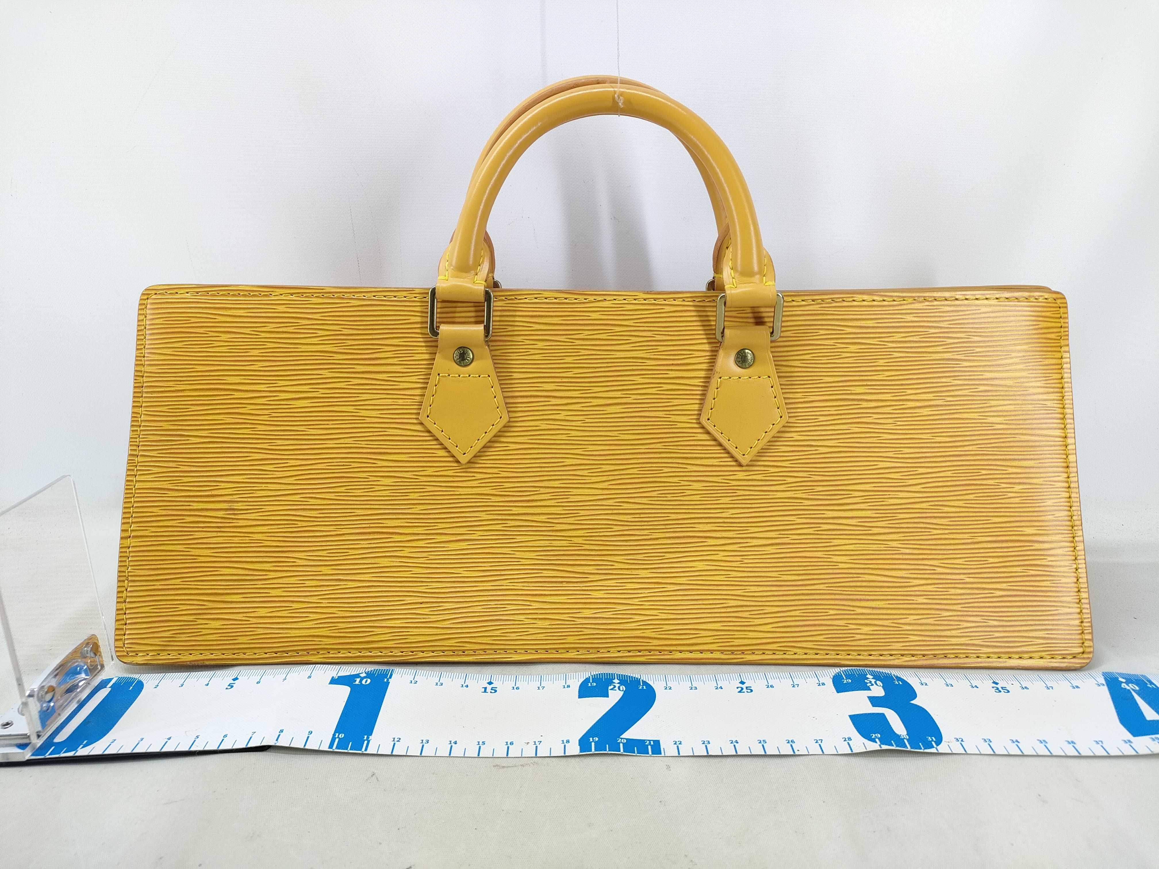 Epi Sac Triangle Handbag MI1914 Handbag — view 2