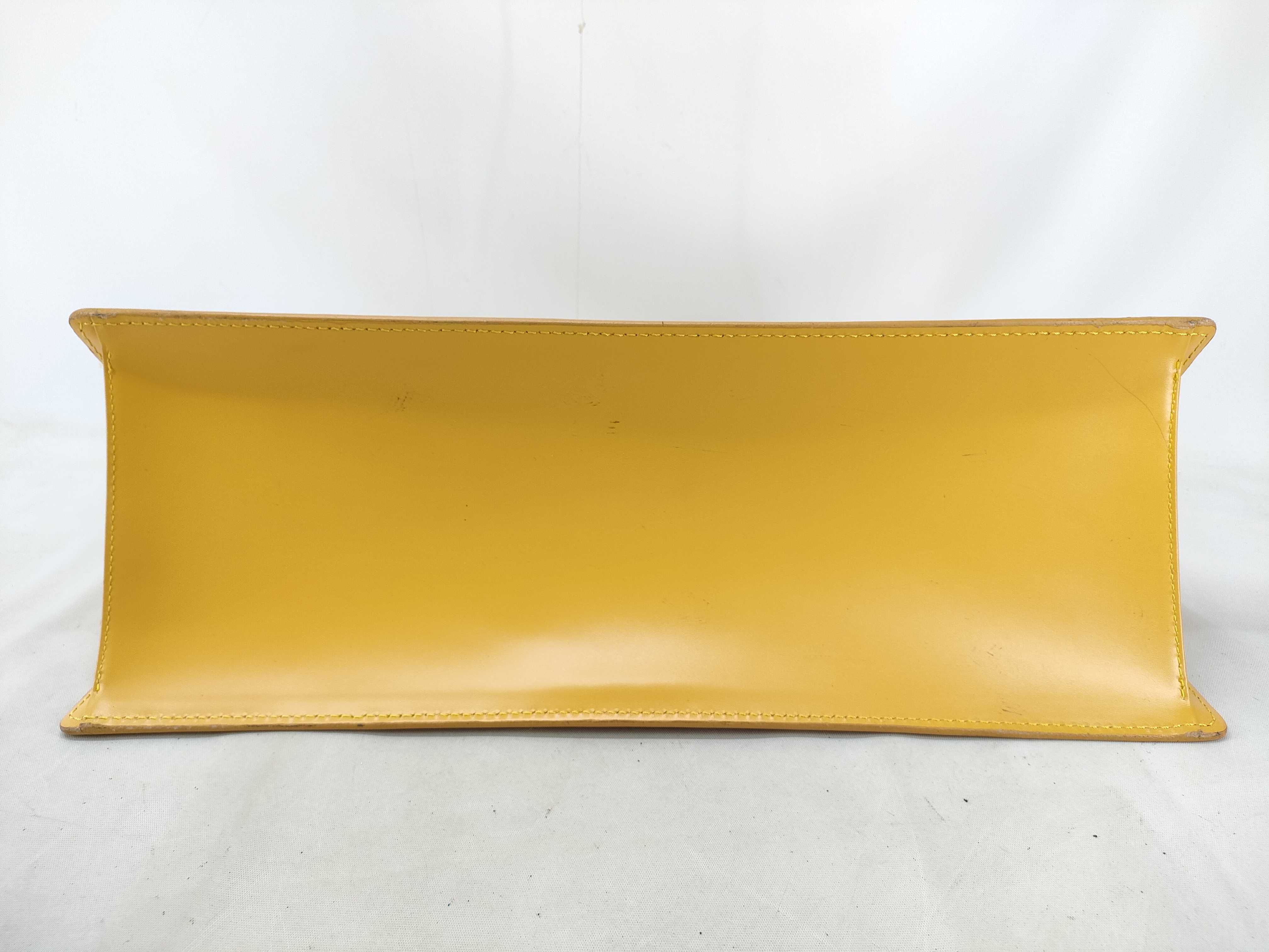 Epi Sac Triangle Handbag MI1914 Handbag — view 3