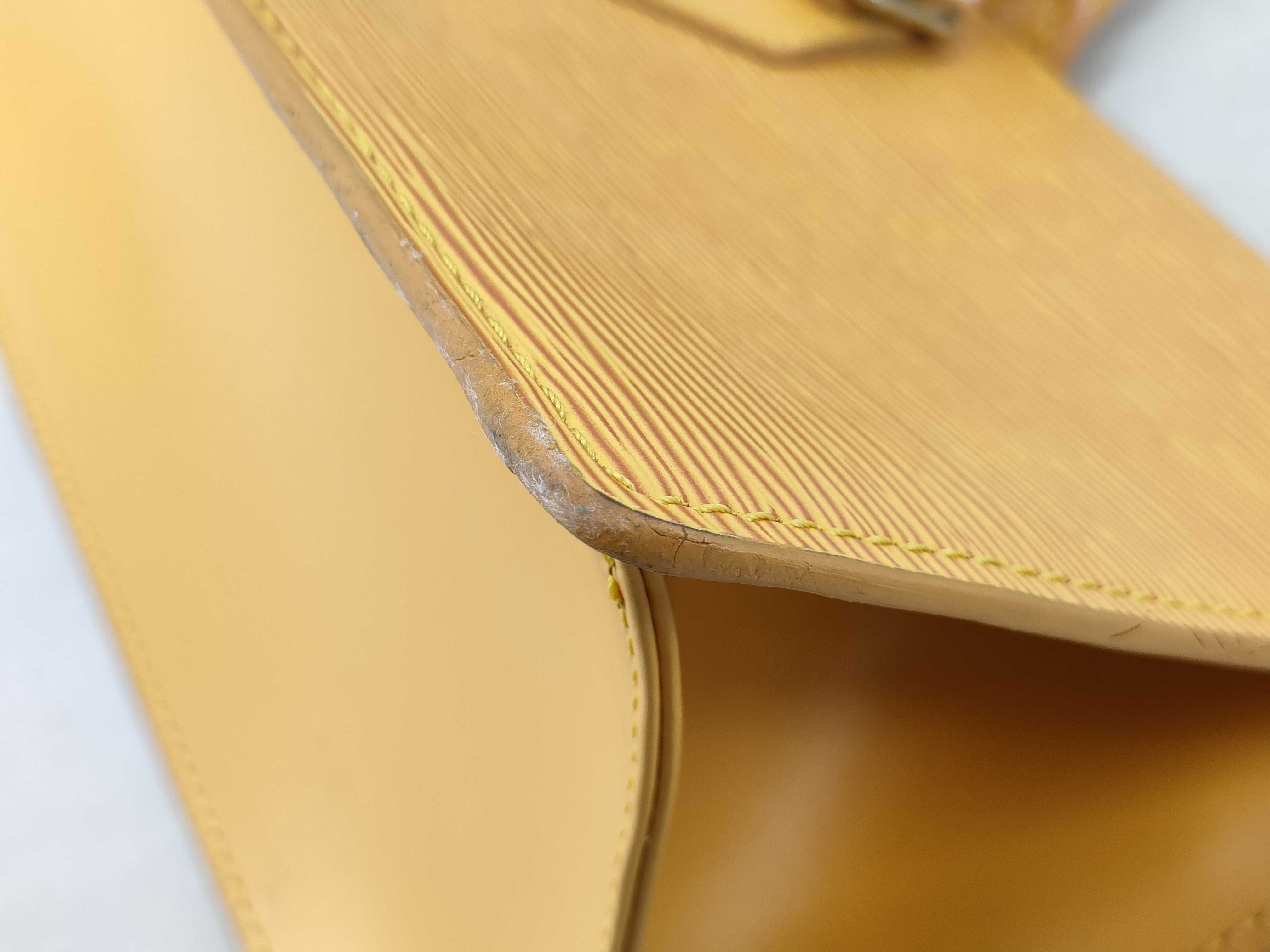 Epi Sac Triangle Handbag MI1914 Handbag — view 4