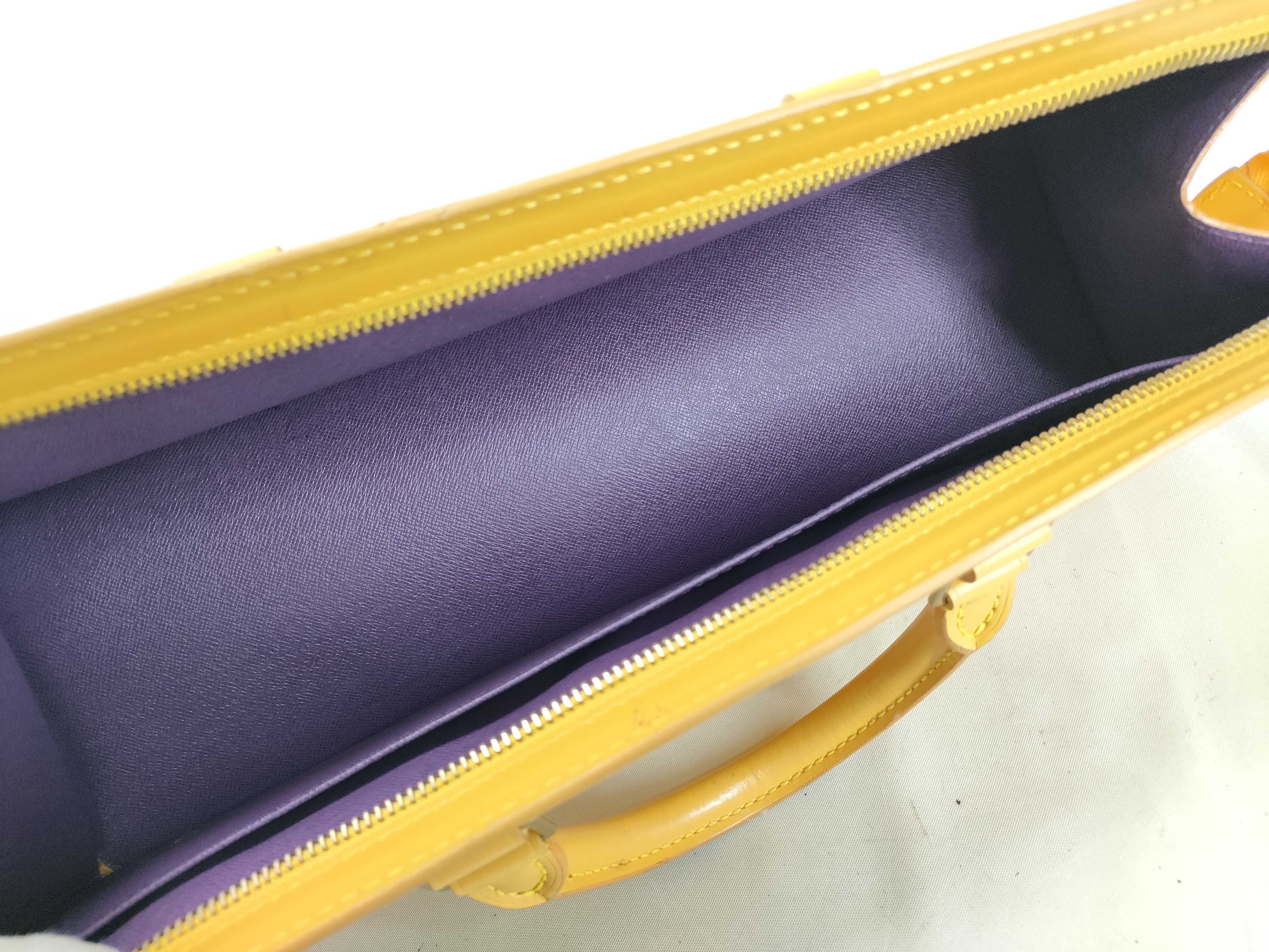 Epi Sac Triangle Handbag MI1914 Handbag — view 9