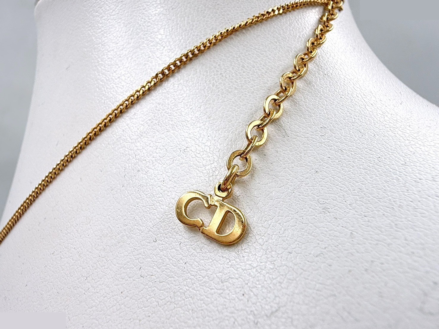 gold-colored rhinestone necklace, chain approximately 44cm. — view 6
