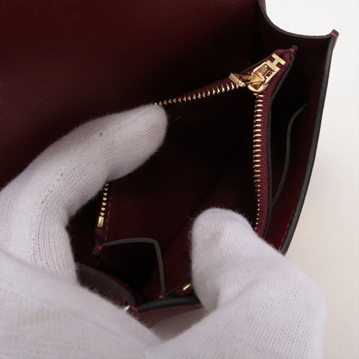 Constance Slim Vaux Epson Coin Case Red Gold Hardware G:2026 — view 6