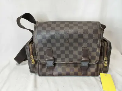 Damier N51126 Reporter Melville / Boston Backpack. Significant surface discoloration. Shoulder bag also available.