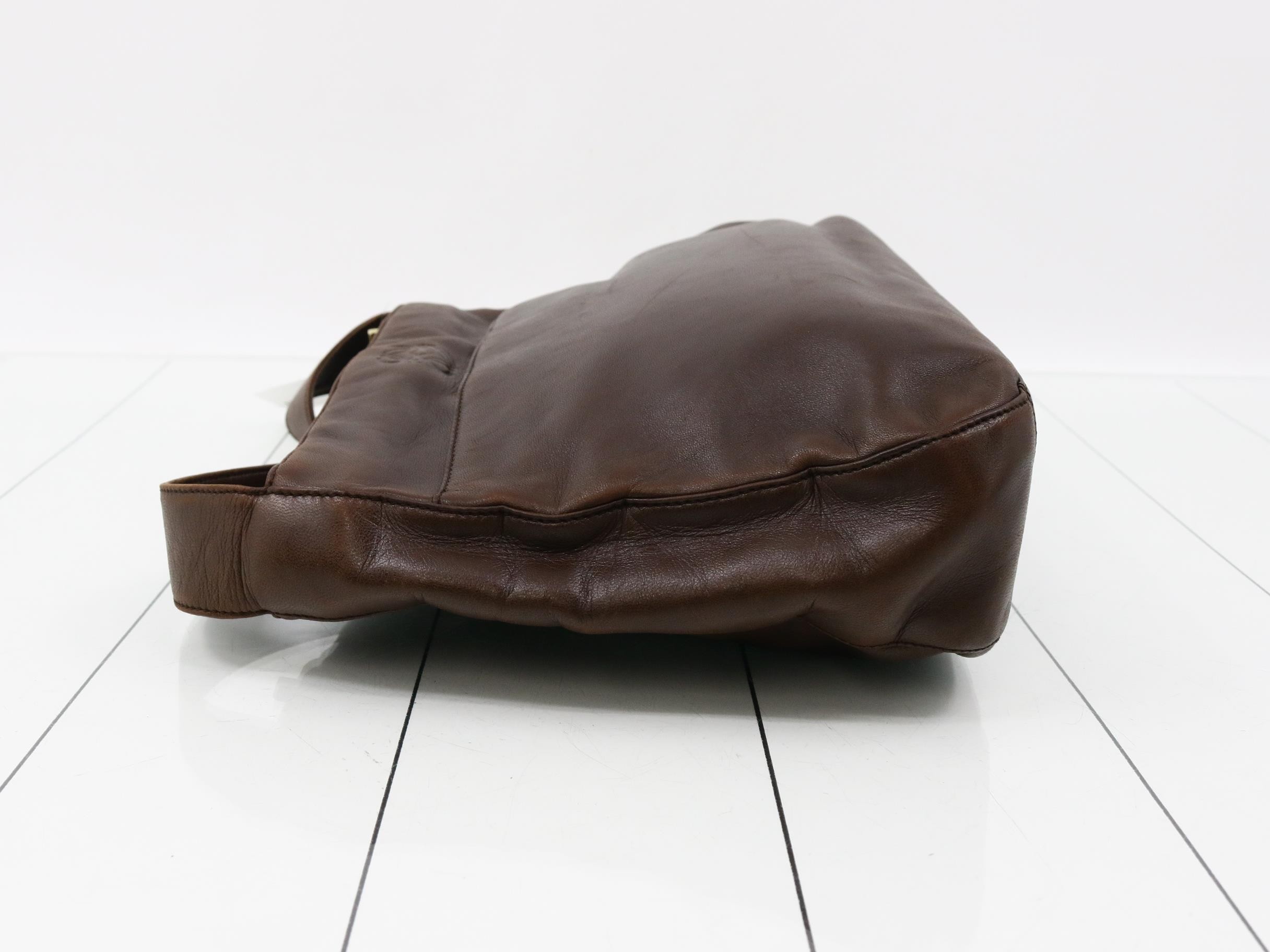 Anagram shoulder bag, leather, brown — view 4