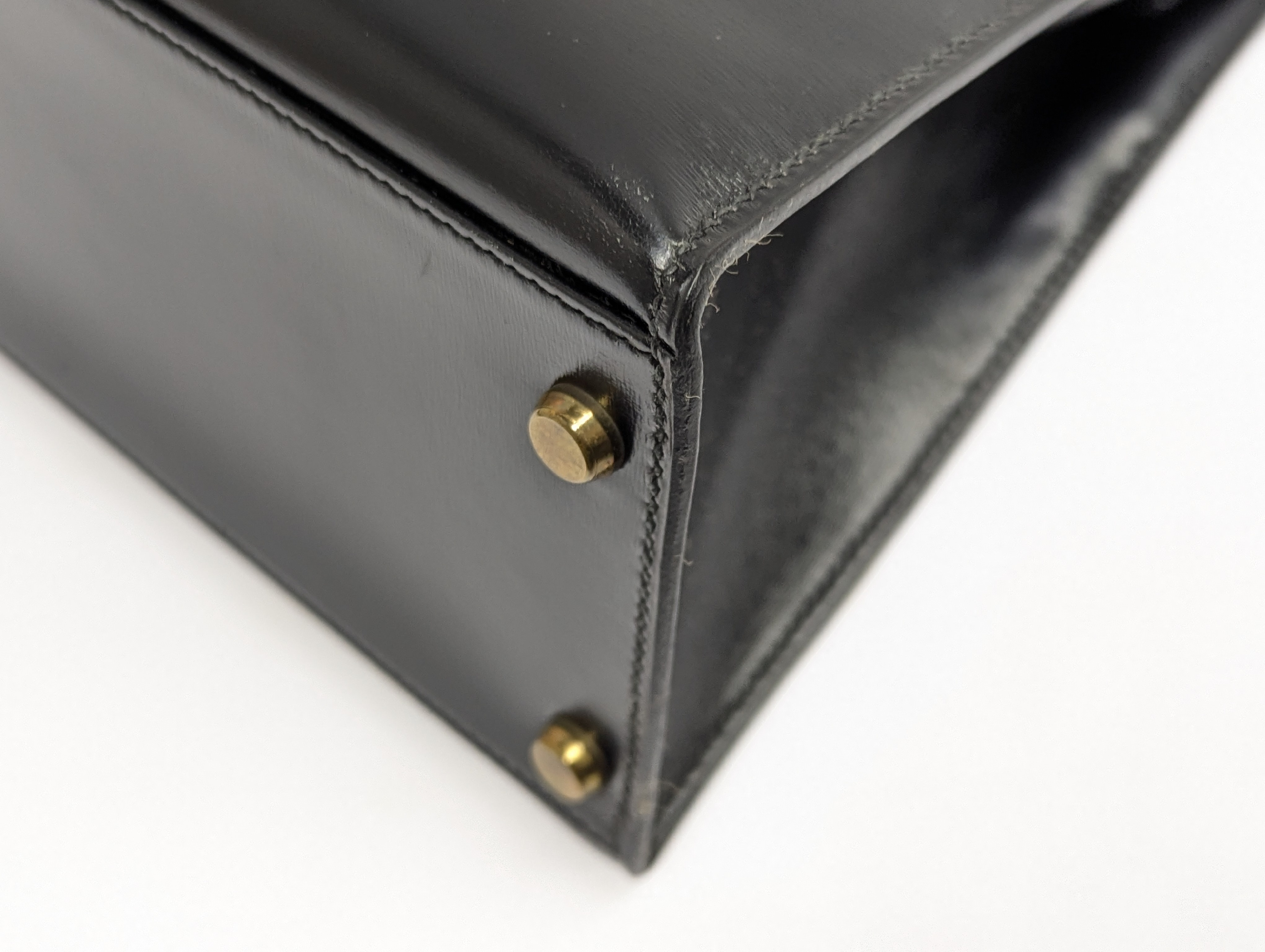 Kelly 28 Box Calf Leather Black Gold Hardware Size M Handbag — view 3