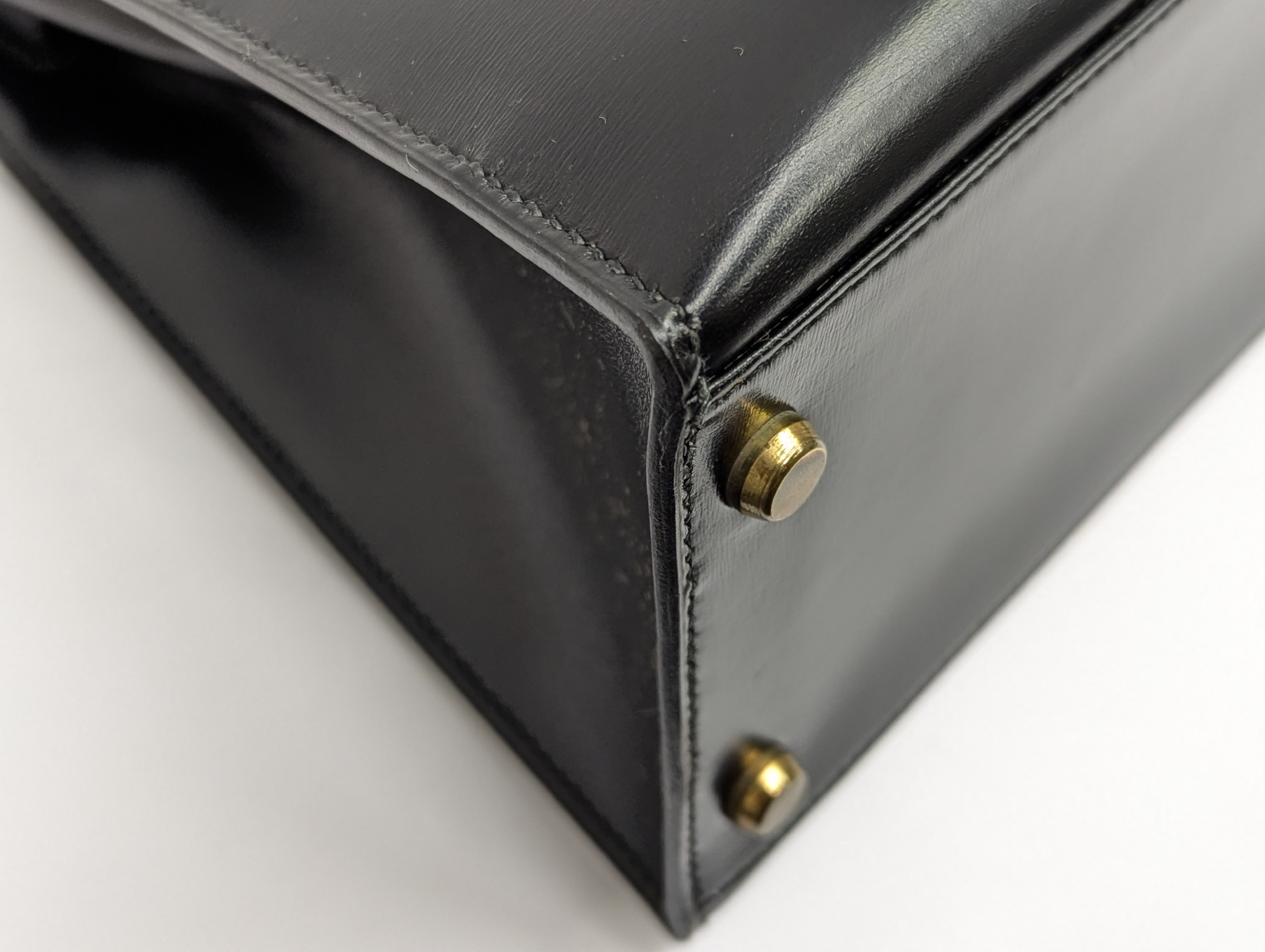 Kelly 28 Box Calf Leather Black Gold Hardware Size M Handbag — view 4
