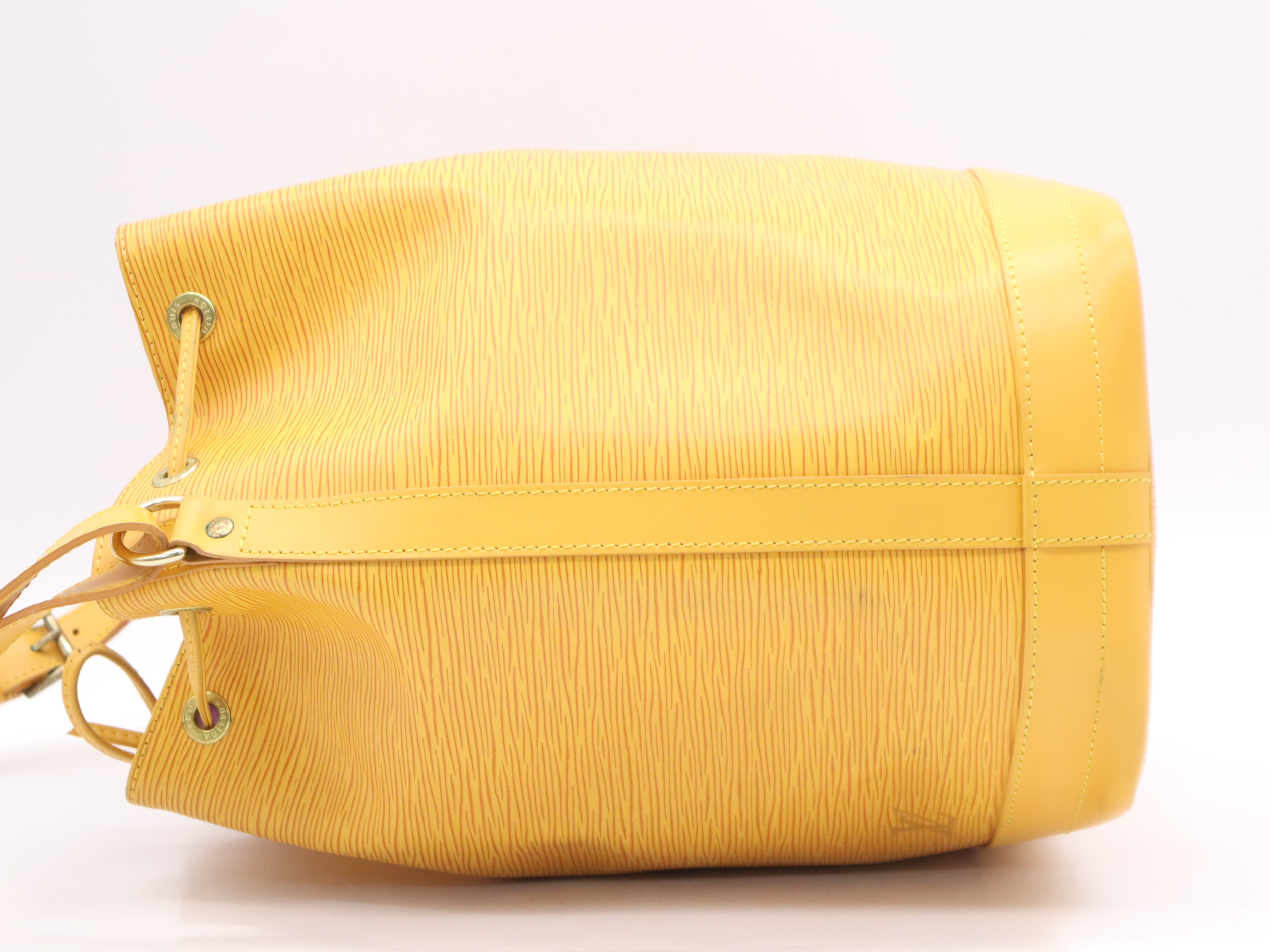 M44009 Epi Noe Tassili Yellow Shoulder Bag — view 3