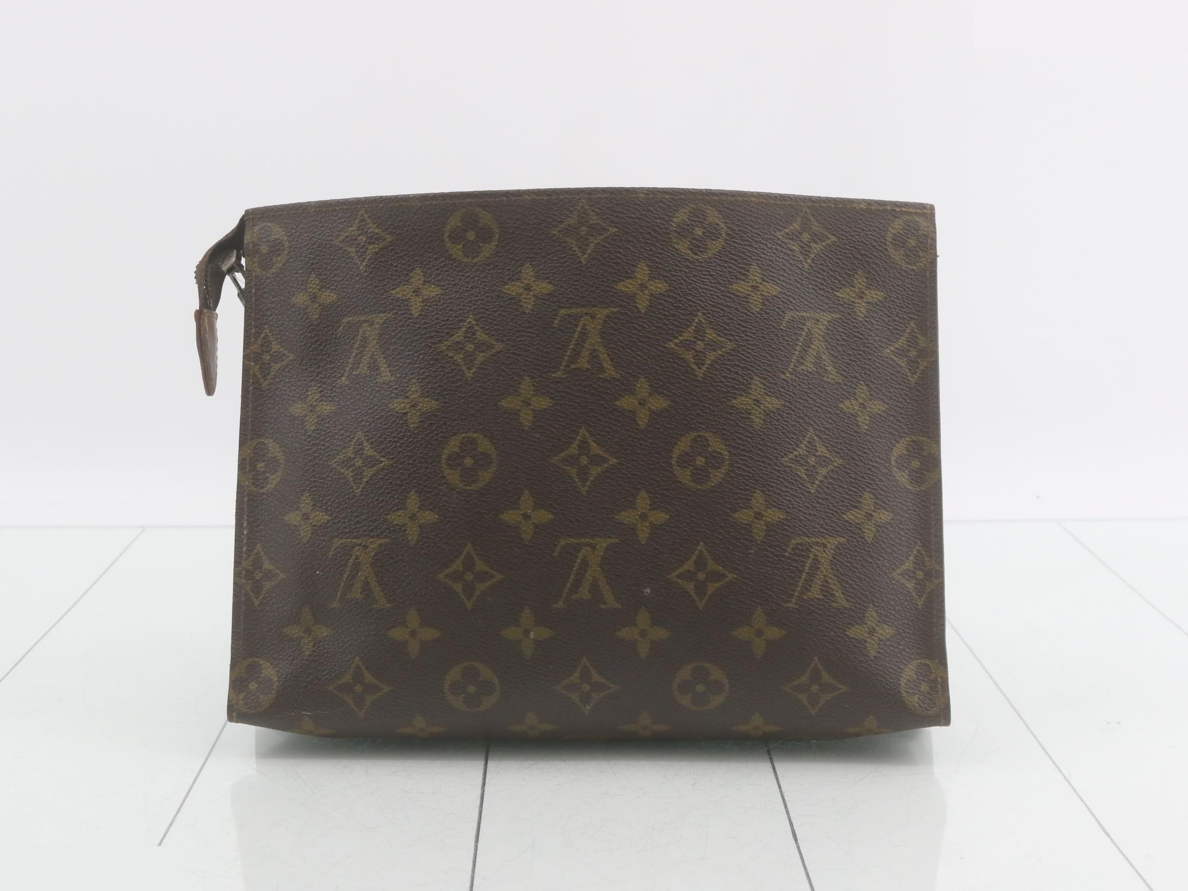 Monogram Poche Toilette 25 x 20 — view 2