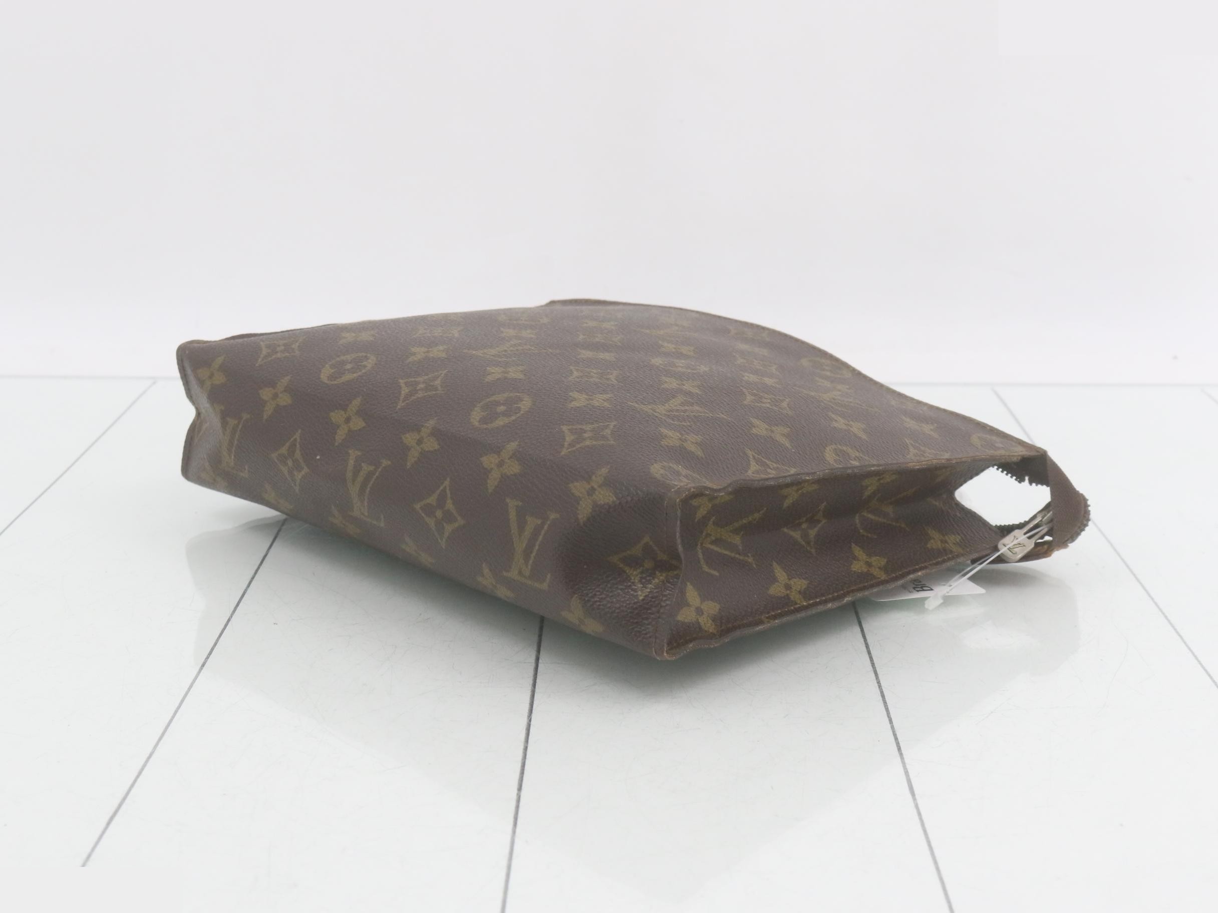 Monogram Poche Toilette 25 x 20 — view 6