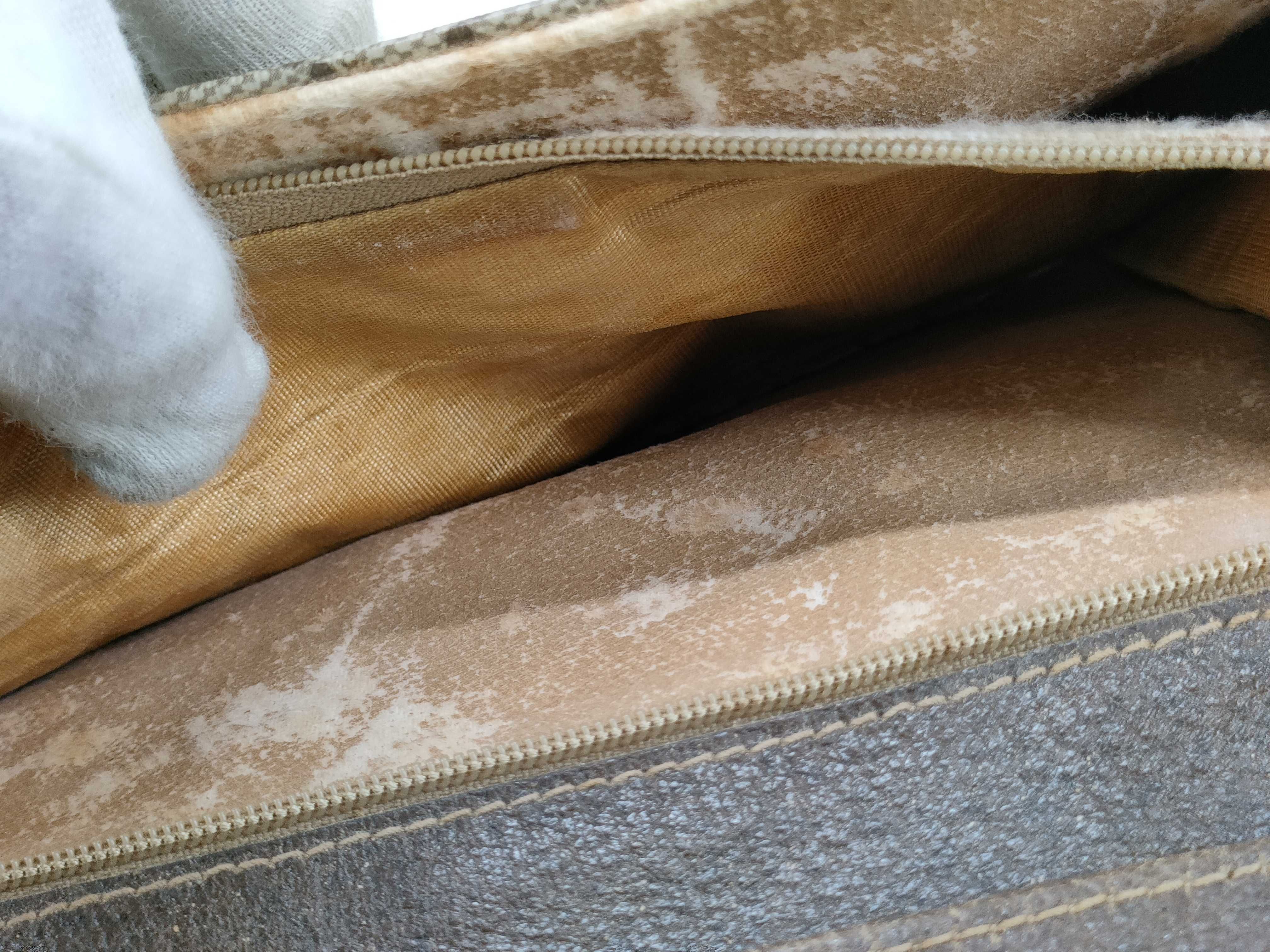 GG Supreme Shoulder Bag — view 10