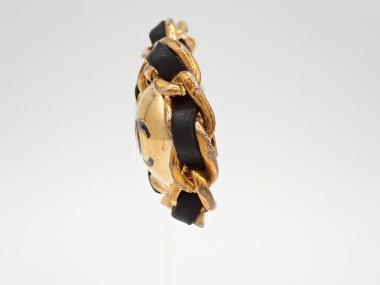 earrings, size 2, stamped with "8", leather braided, Coco Mark, 3.5cm wide, gold plated. — view 3