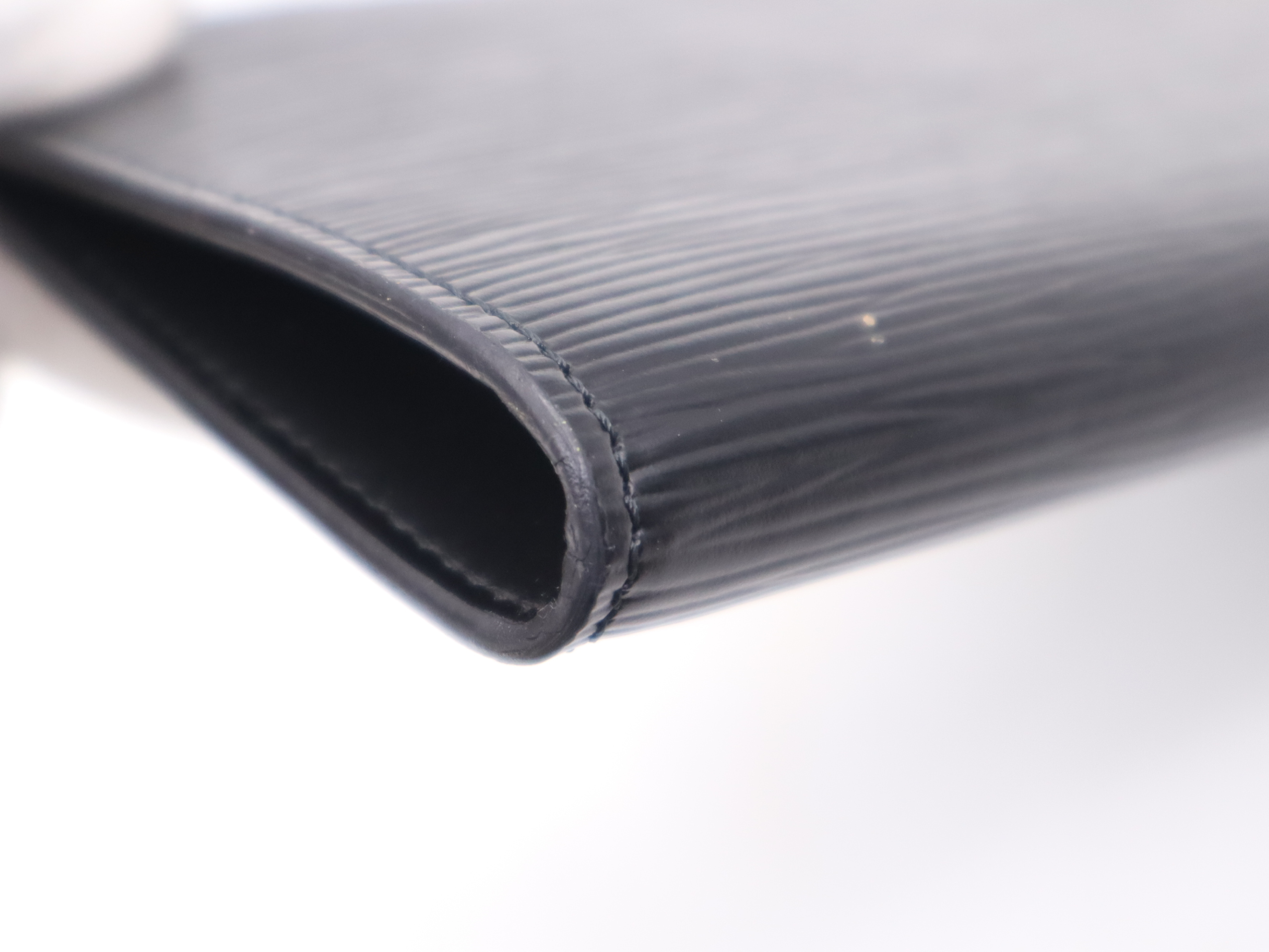 M52942 Epi Pochette Accessoires Noir Shoulder Strap Pouch — view 9